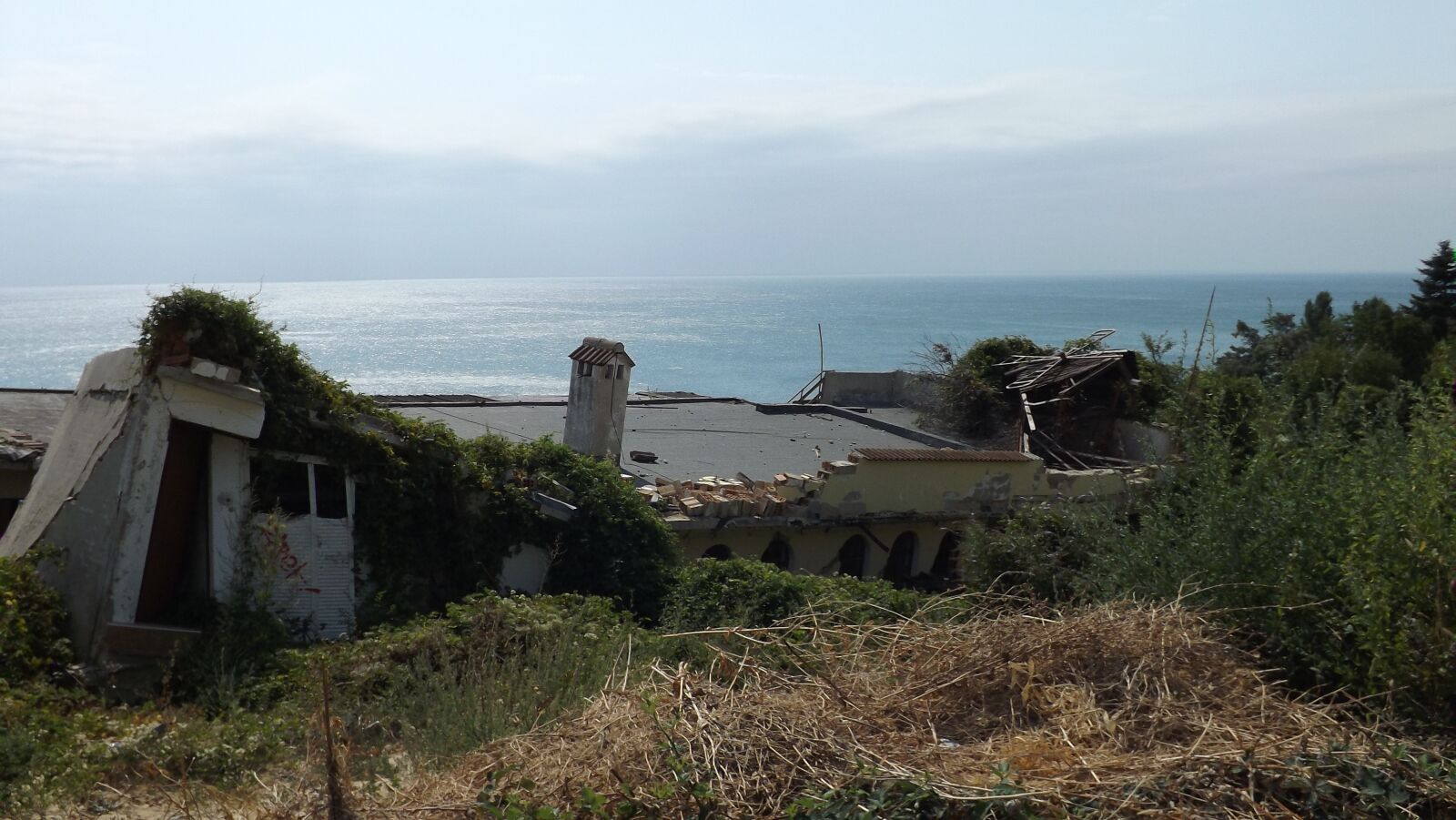 Fujifilm FinePix SL240 sample photo. Ruins, house, sea photography
