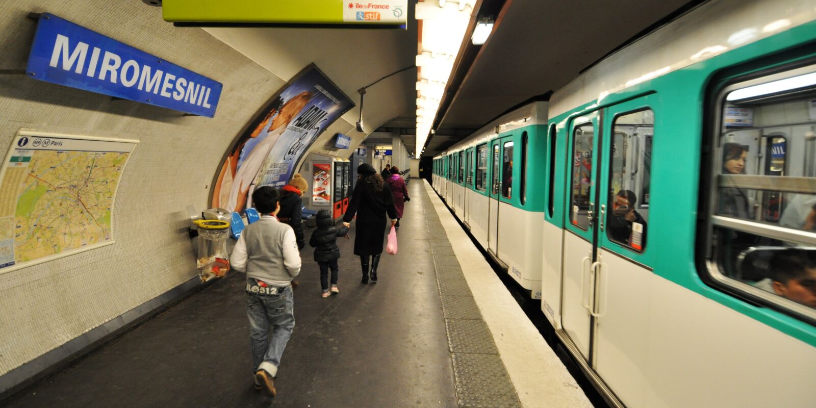 Nikon D90 sample photo. Metro, paris, transport photography