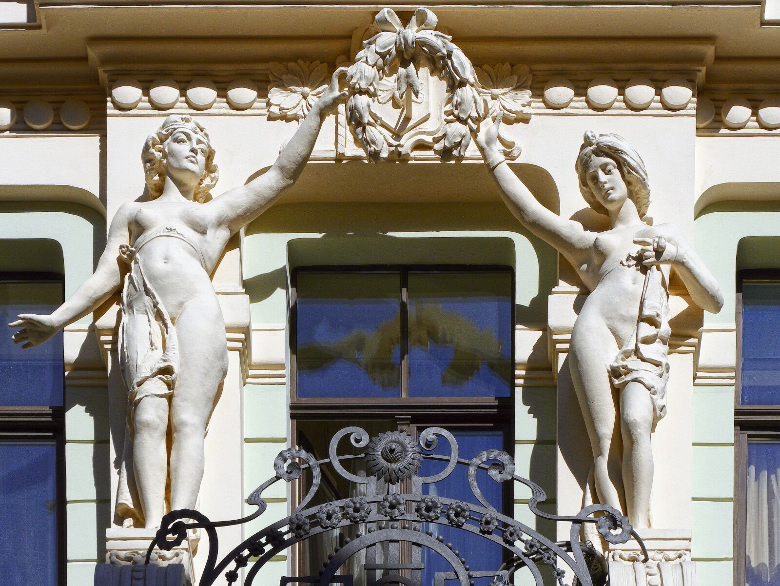 Panasonic Lumix DMC-FZ1000 sample photo. Art nouveau, facade, architecture photography