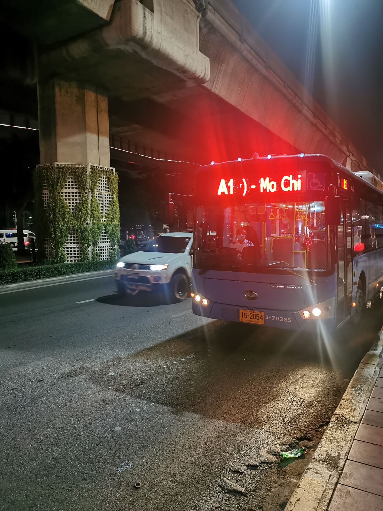 HUAWEI P30 sample photo. Airport, bus, night photography