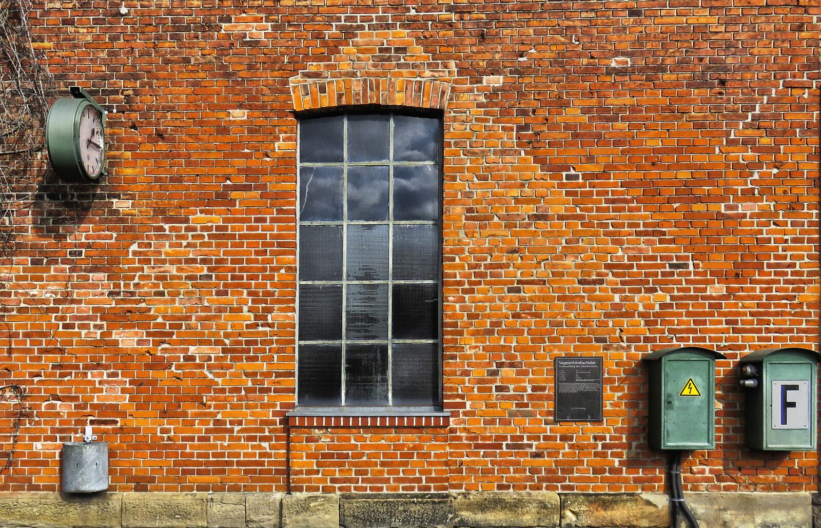 Canon PowerShot SX710 HS sample photo. Wall, brick, window photography