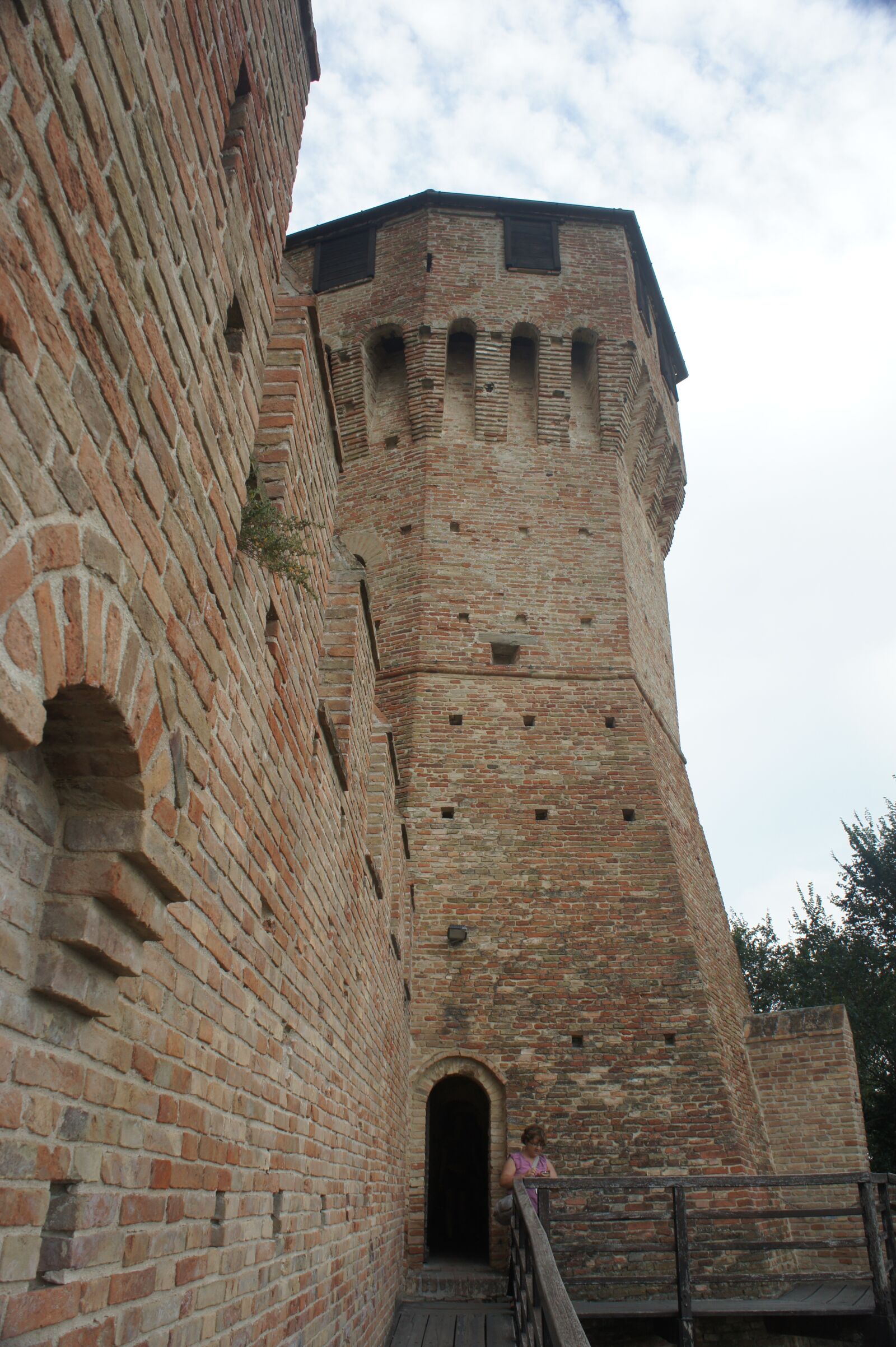 Sony Alpha NEX-5 + Sony E 18-55mm F3.5-5.6 OSS sample photo. Castle, gradara, italy photography