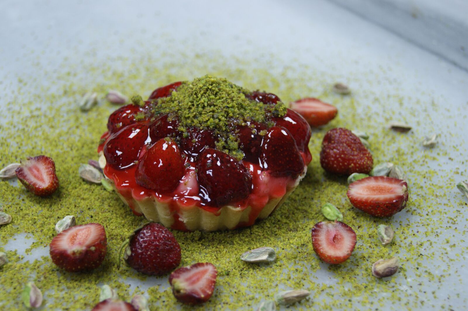 Sony Alpha DSLR-A290 sample photo. Strawberry, pie, baked photography