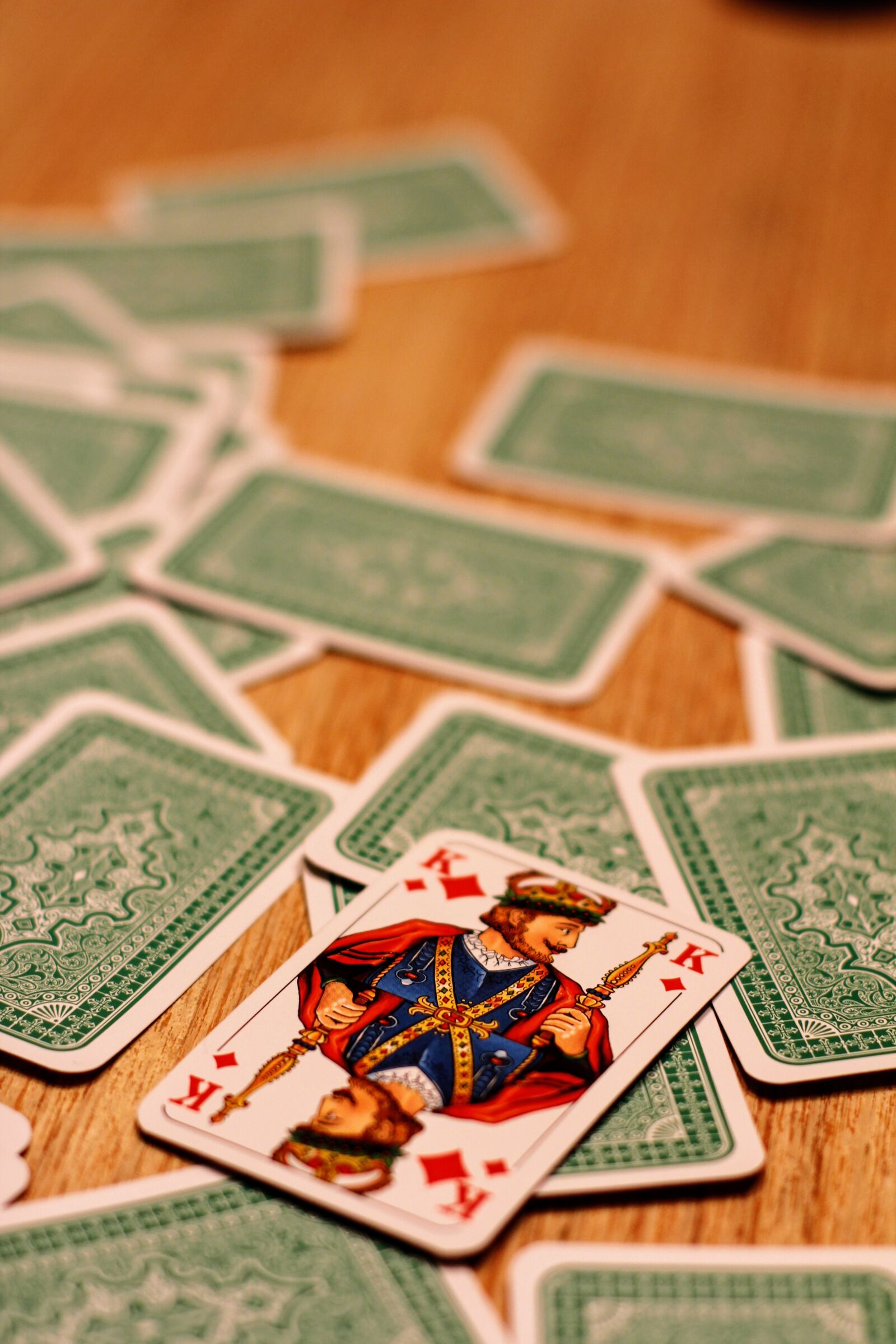 Canon EOS 60D + Canon EF 50mm F1.4 USM sample photo. Card game, king, play photography