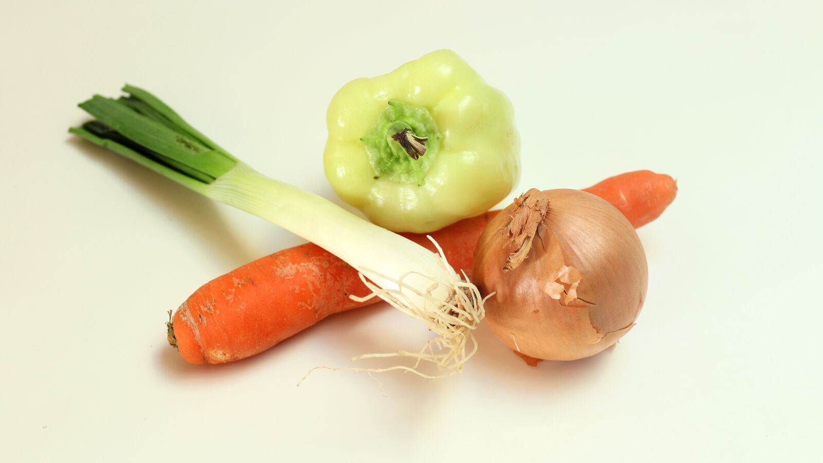 Canon EF-S 18-55mm F3.5-5.6 III sample photo. Onion, carrot, pepper photography