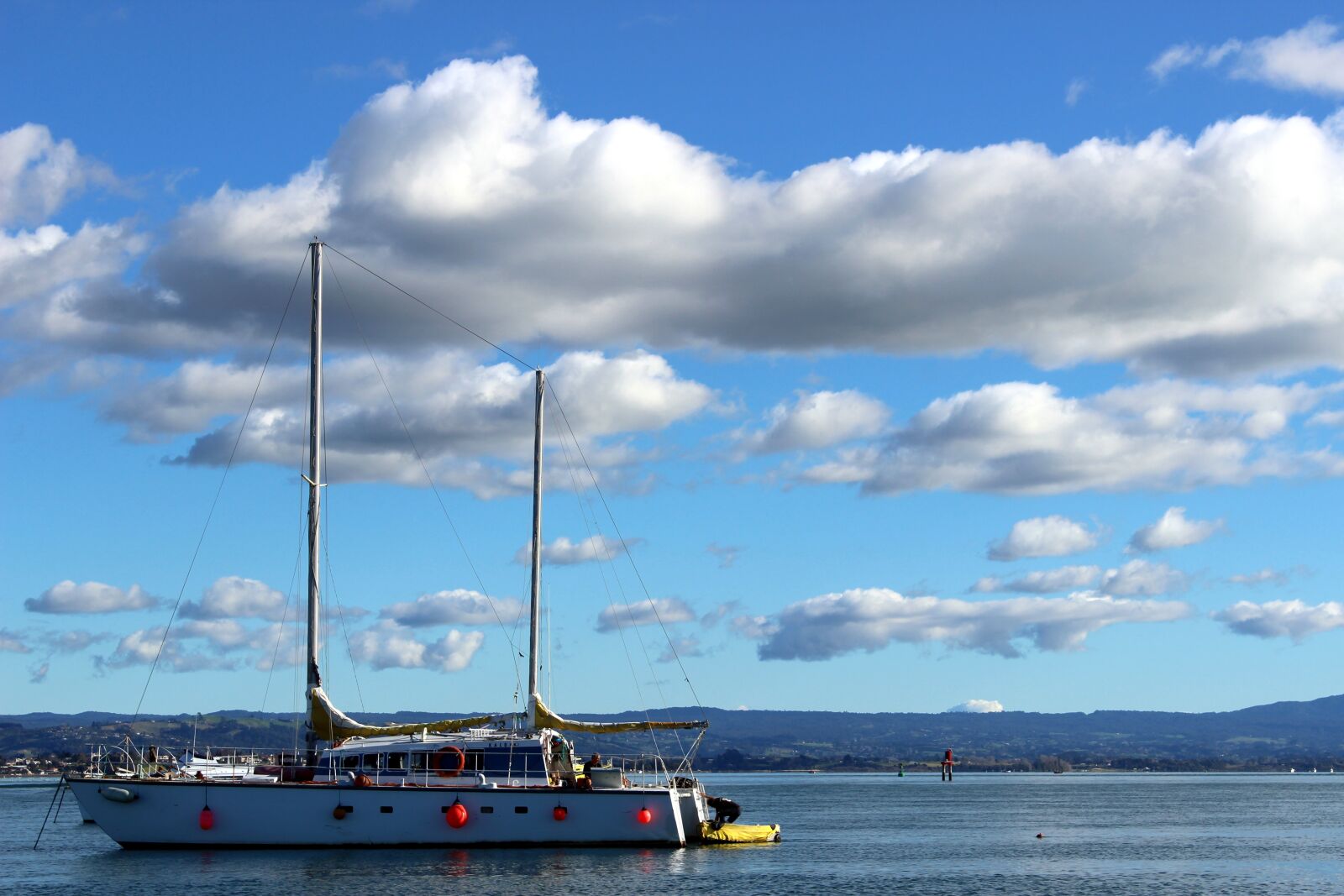 Canon EOS 600D (Rebel EOS T3i / EOS Kiss X5) sample photo. Boat, anchorage, sea photography