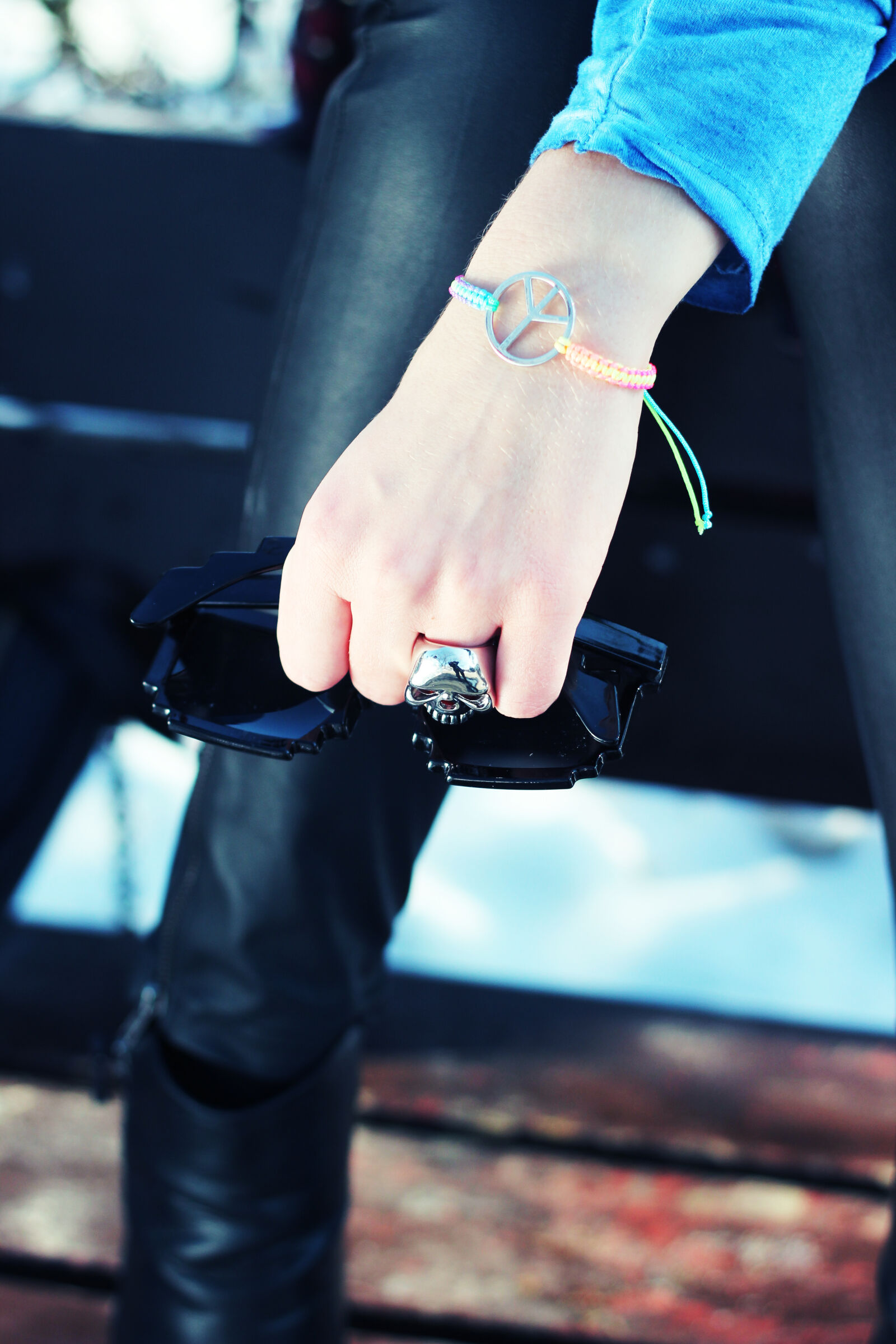 Canon EOS 600D (Rebel EOS T3i / EOS Kiss X5) + Canon EF 50mm F1.8 II sample photo. Peace, symbol, bracelet photography