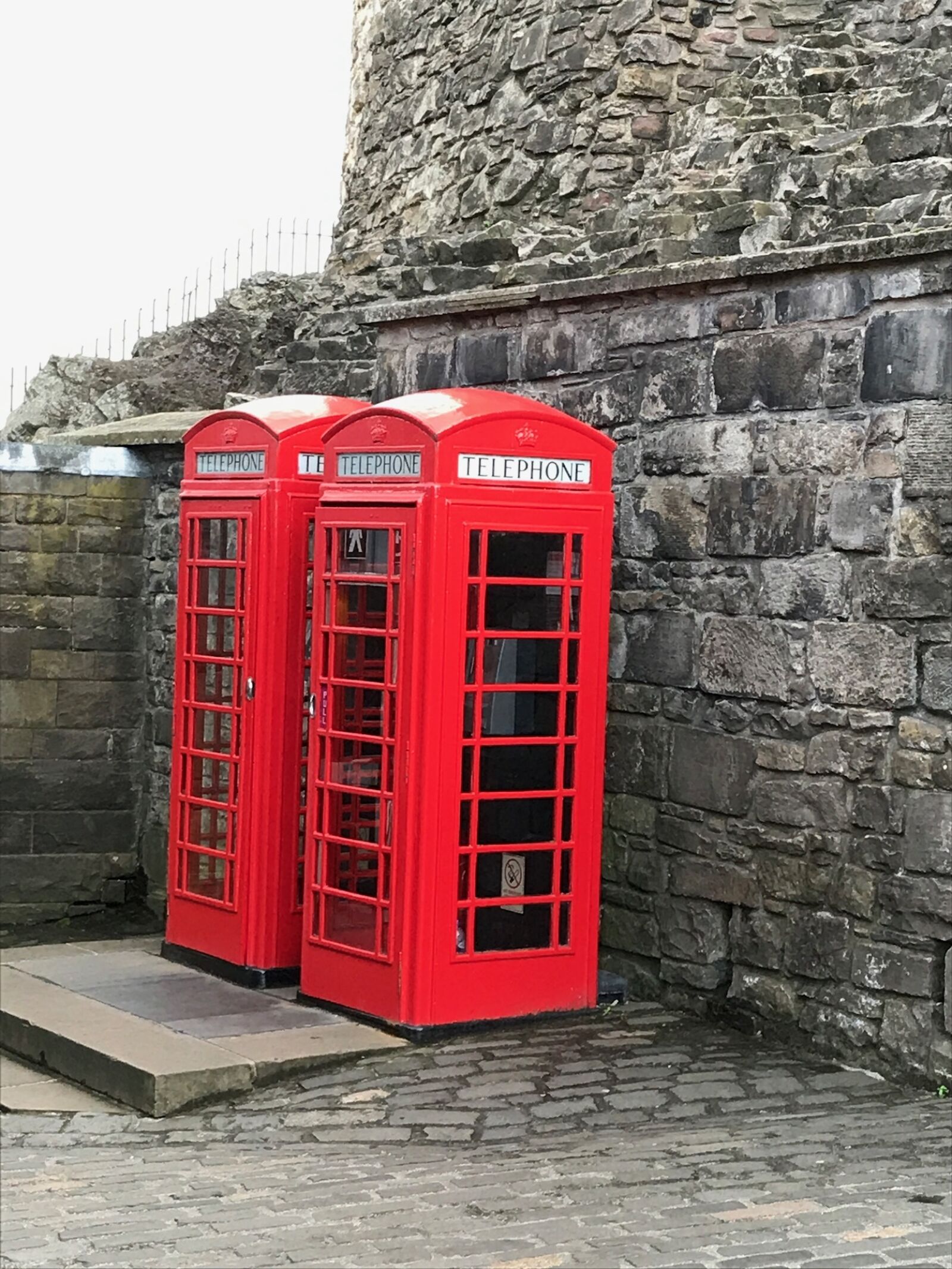 Apple iPhone 7 sample photo. Edinburgh, castle, cabin photography