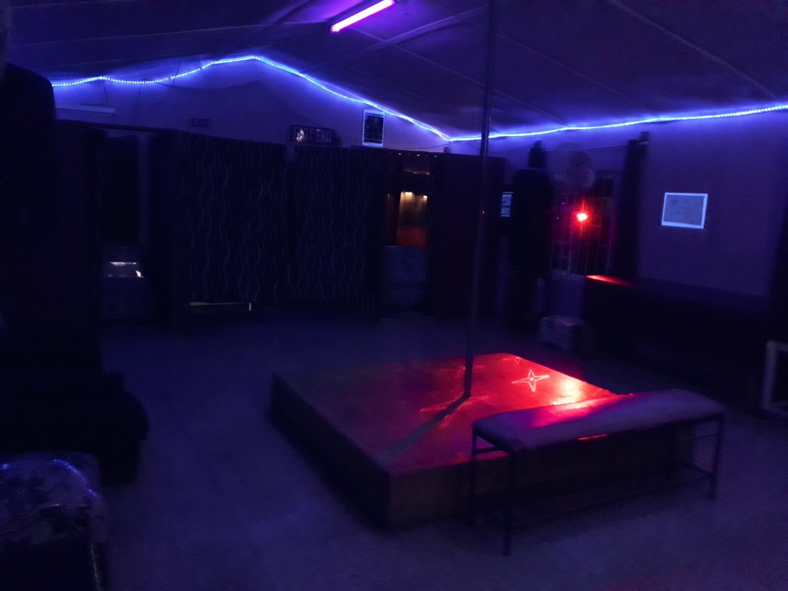 Samsung Galaxy J7 Pro sample photo. Stage, pole, club photography
