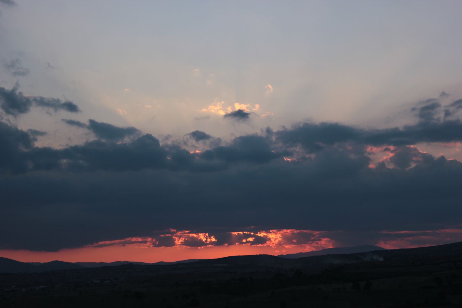 Canon EOS 550D (EOS Rebel T2i / EOS Kiss X4) sample photo. Sunset, solar, clouds photography