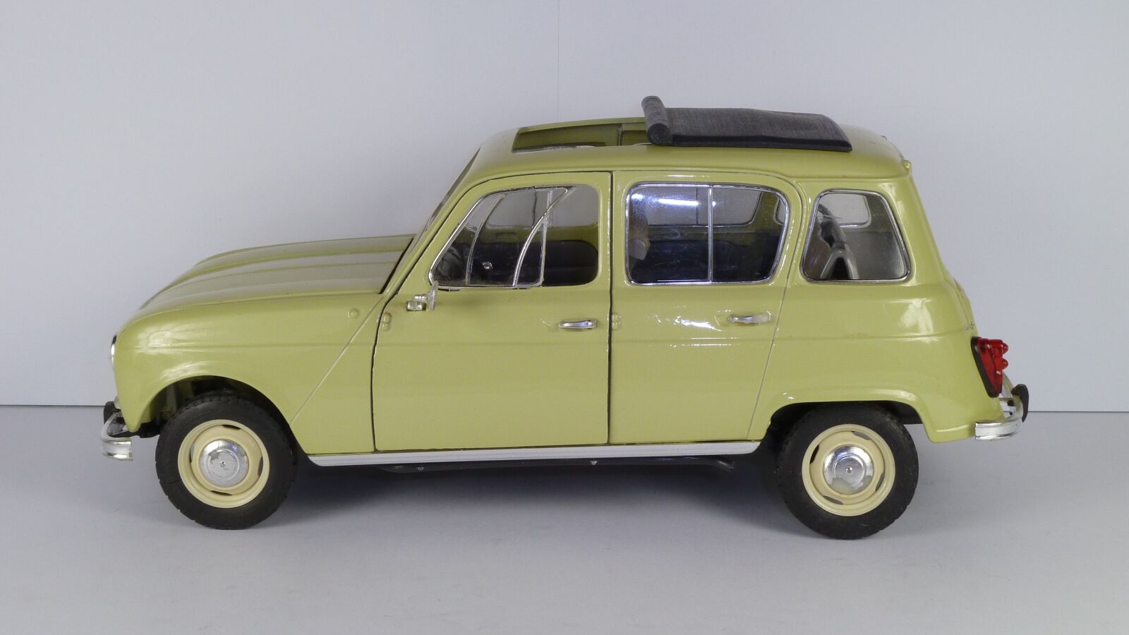 Panasonic Lumix DMC-ZS7 (Lumix DMC-TZ10) sample photo. Renault, 4l, 1964 photography