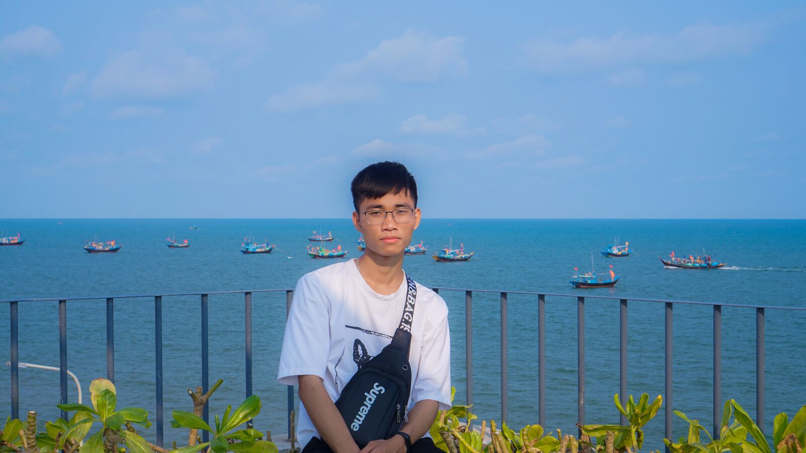 Sony a6000 + Sony E 35mm F1.8 OSS sample photo. Boy, beach, sky photography
