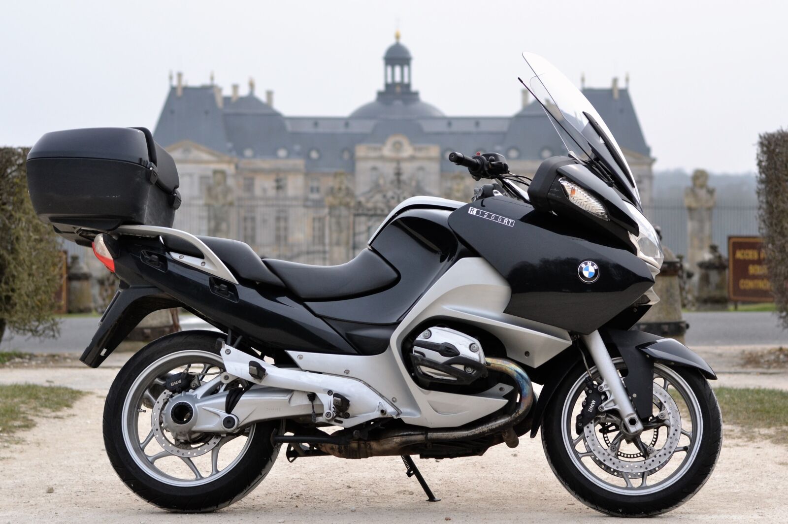 Nikon D3100 sample photo. Motorcycle, castle, presentation photography