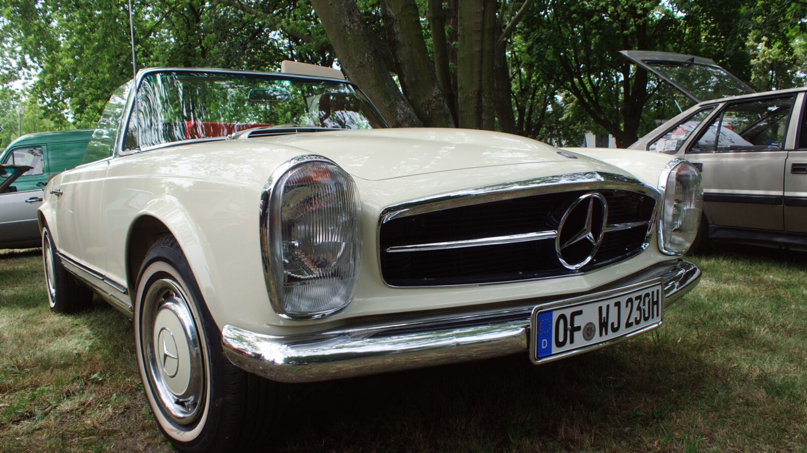 Sony SLT-A68 sample photo. Antique auto, rally of photography