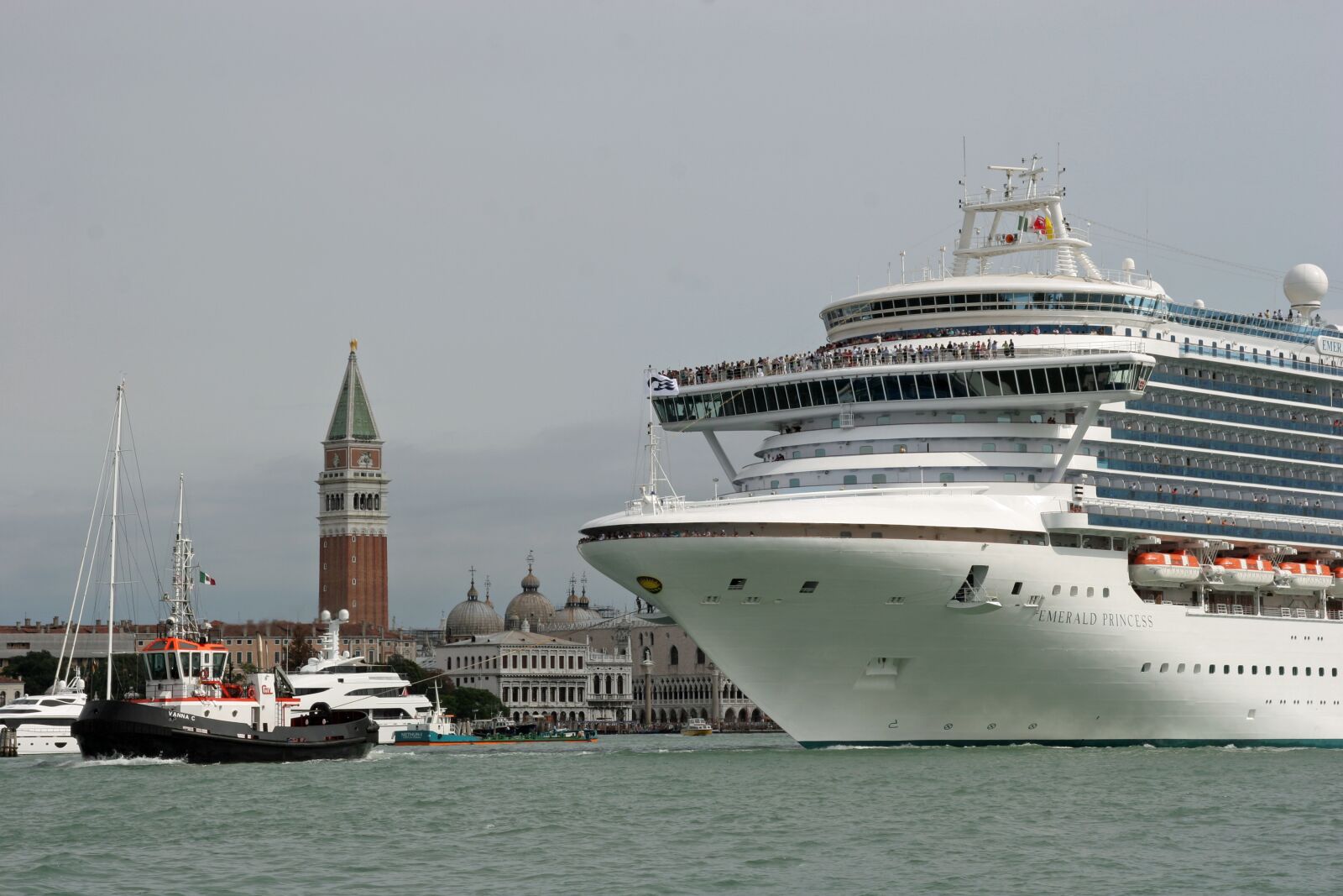 Canon EOS 20D sample photo. Venice, travel, ship photography