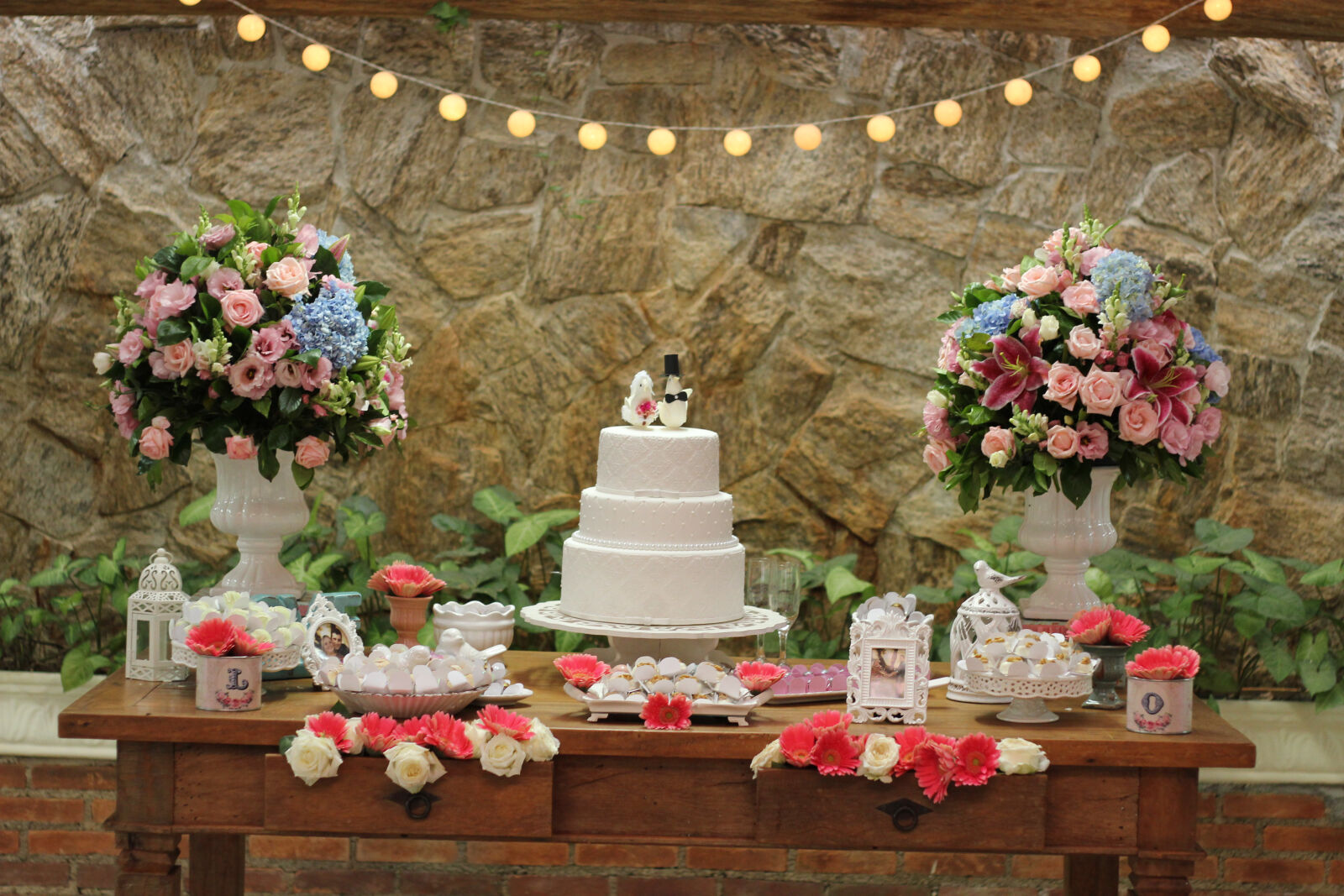 Canon EOS 550D (EOS Rebel T2i / EOS Kiss X4) sample photo. Artificial, flowers, beach, wedding photography