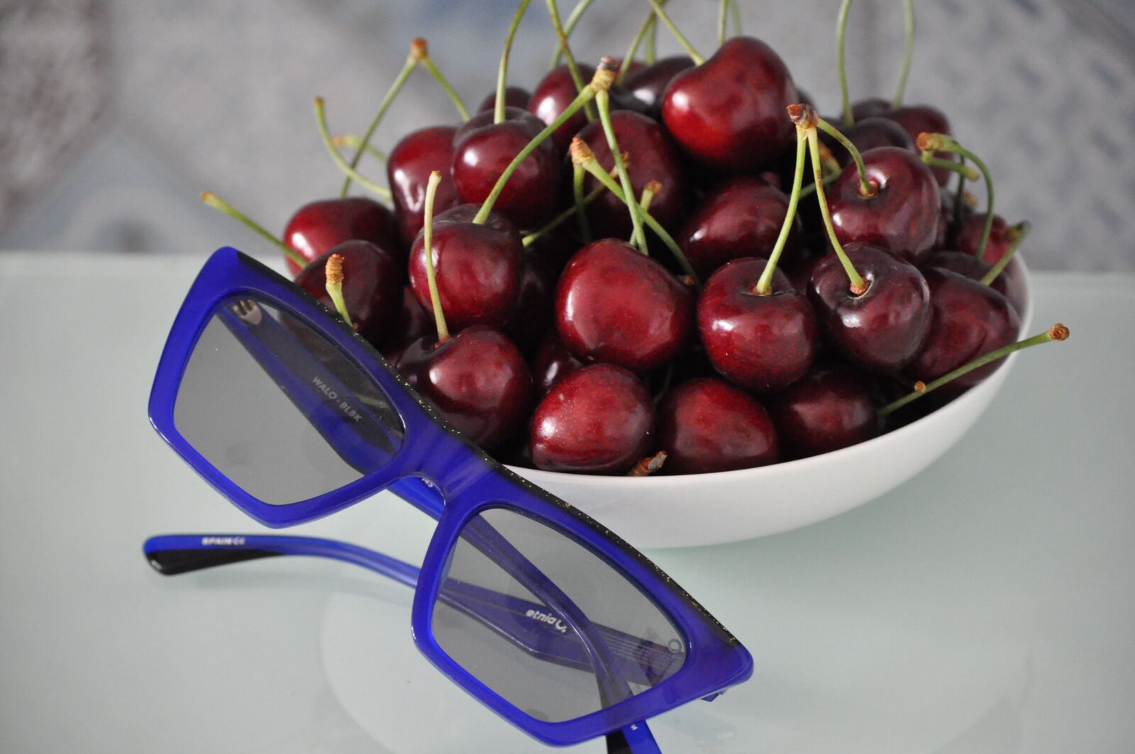 Nikon D5000 sample photo. Cerezas, gafa de sol photography