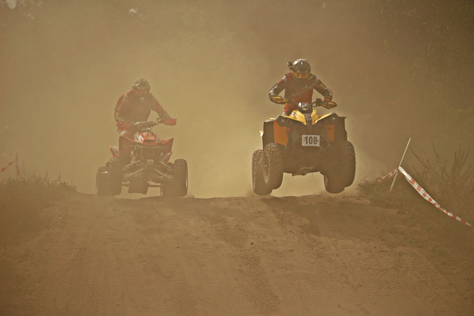 Canon EOS 100D (EOS Rebel SL1 / EOS Kiss X7) sample photo. Enduro, sand, dust photography