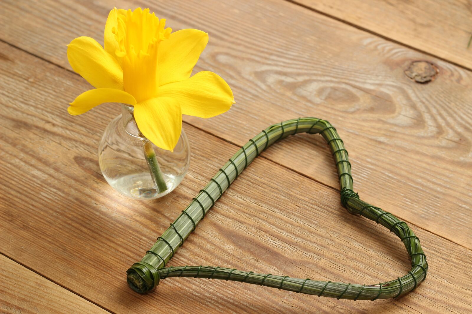 Canon EOS 600D (Rebel EOS T3i / EOS Kiss X5) + Canon EF 50mm F1.8 II sample photo. Heart, wood, flower photography