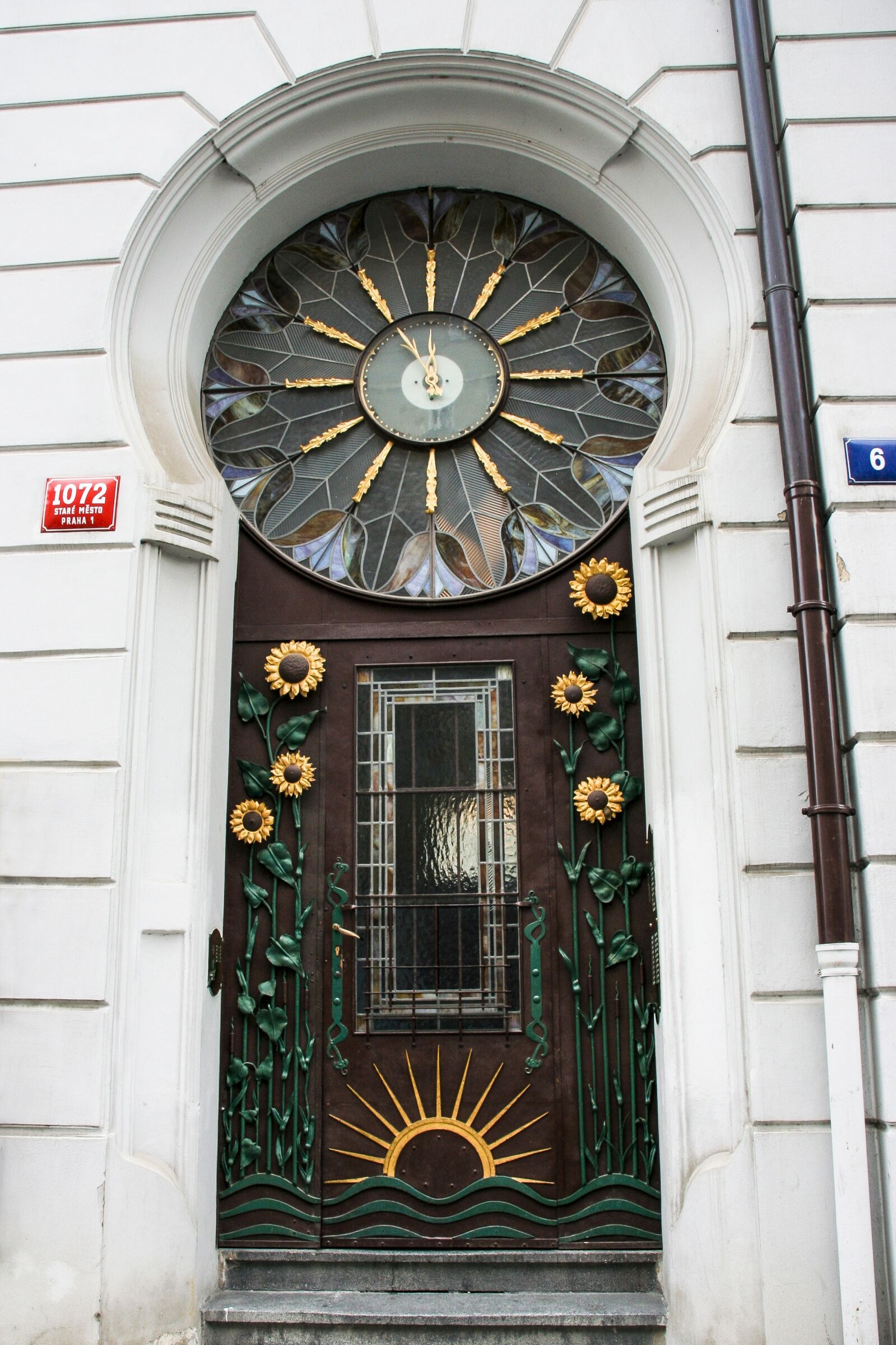 Canon EOS 350D (EOS Digital Rebel XT / EOS Kiss Digital N) sample photo. Prague, historic center, front photography