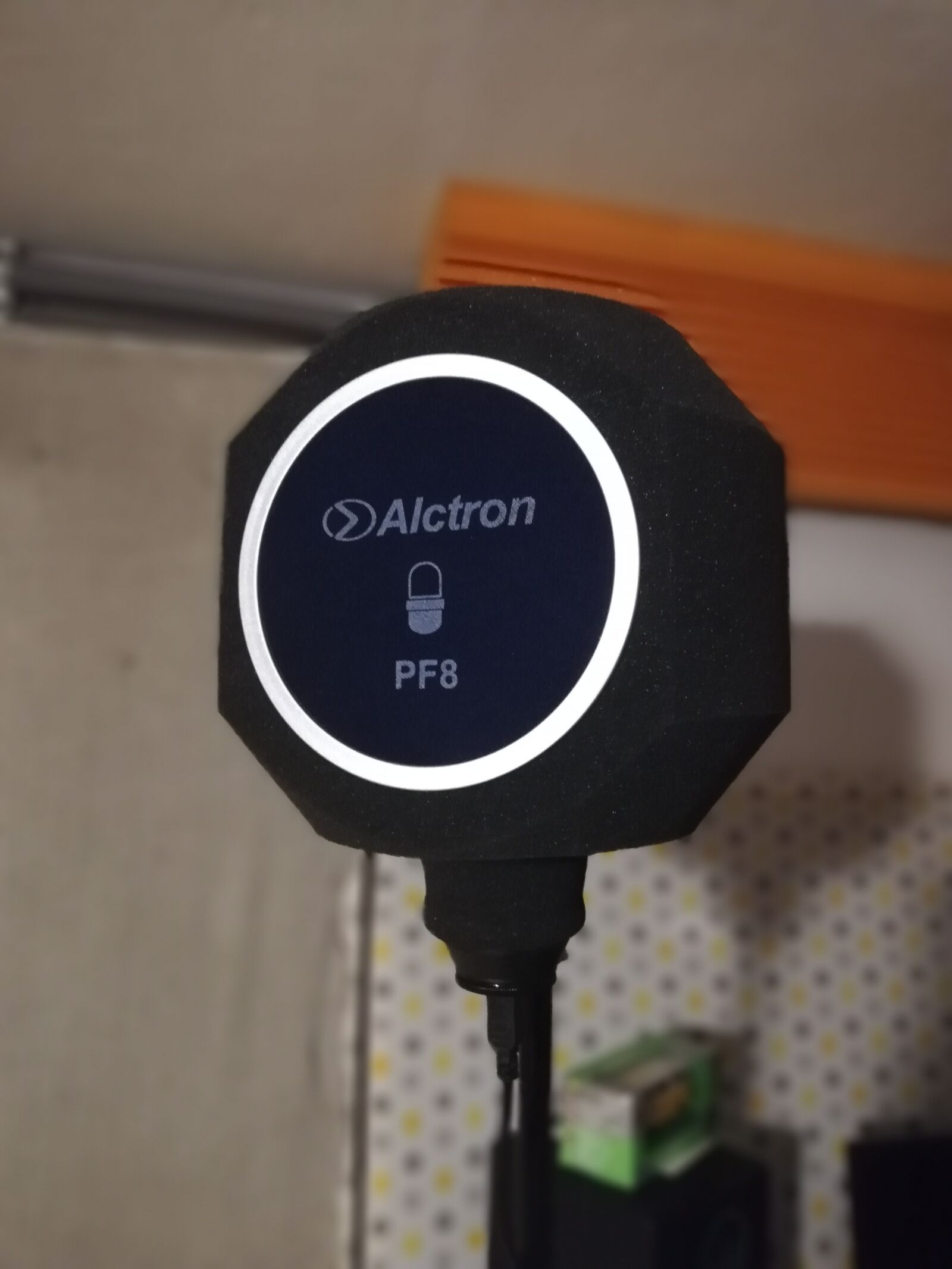 HUAWEI P20 lite sample photo. Microphone, popfiltr, studio photography