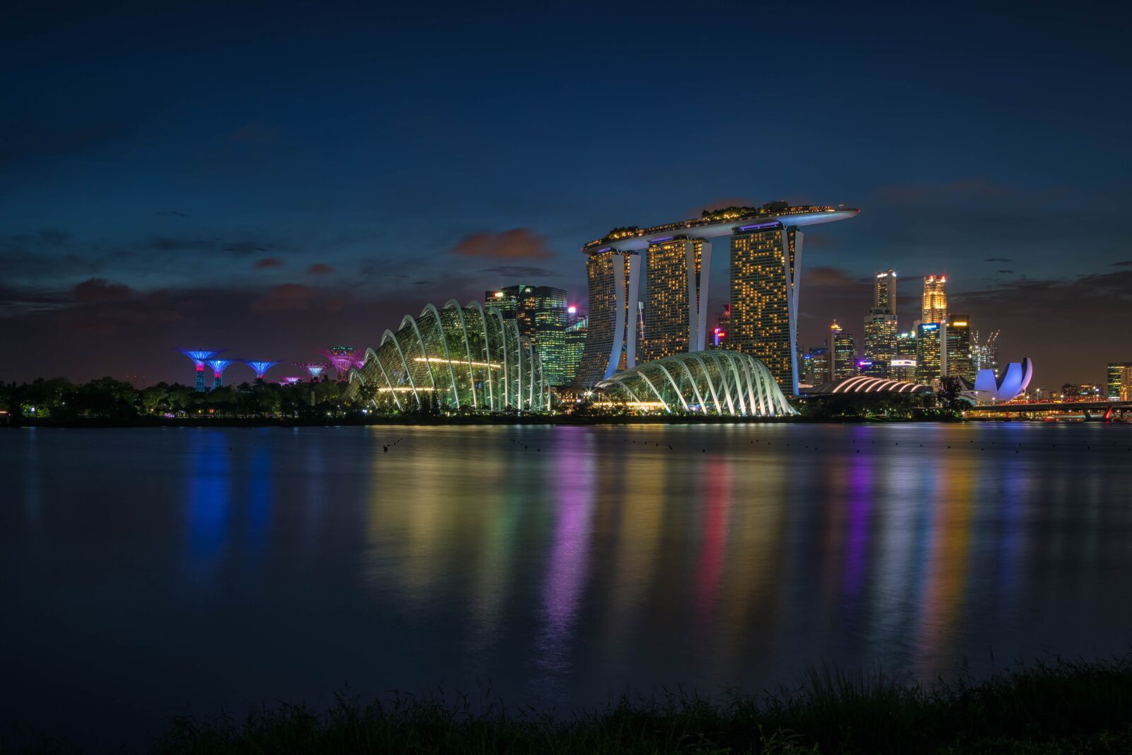 Canon EOS 5D Mark IV sample photo. Fly, skyline, marina photography