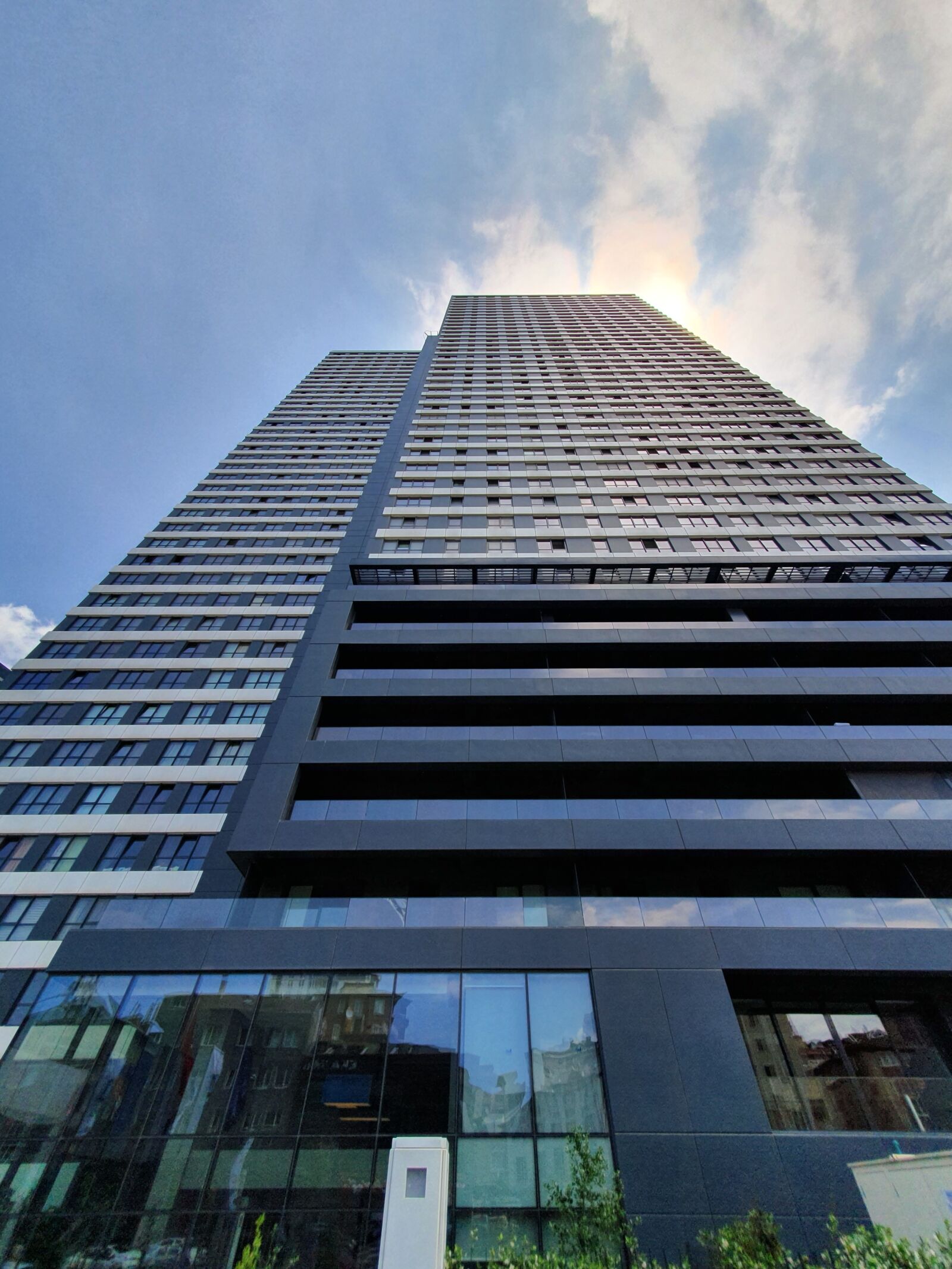 Samsung Galaxy S10 sample photo. Building, cloud, skyscraper photography