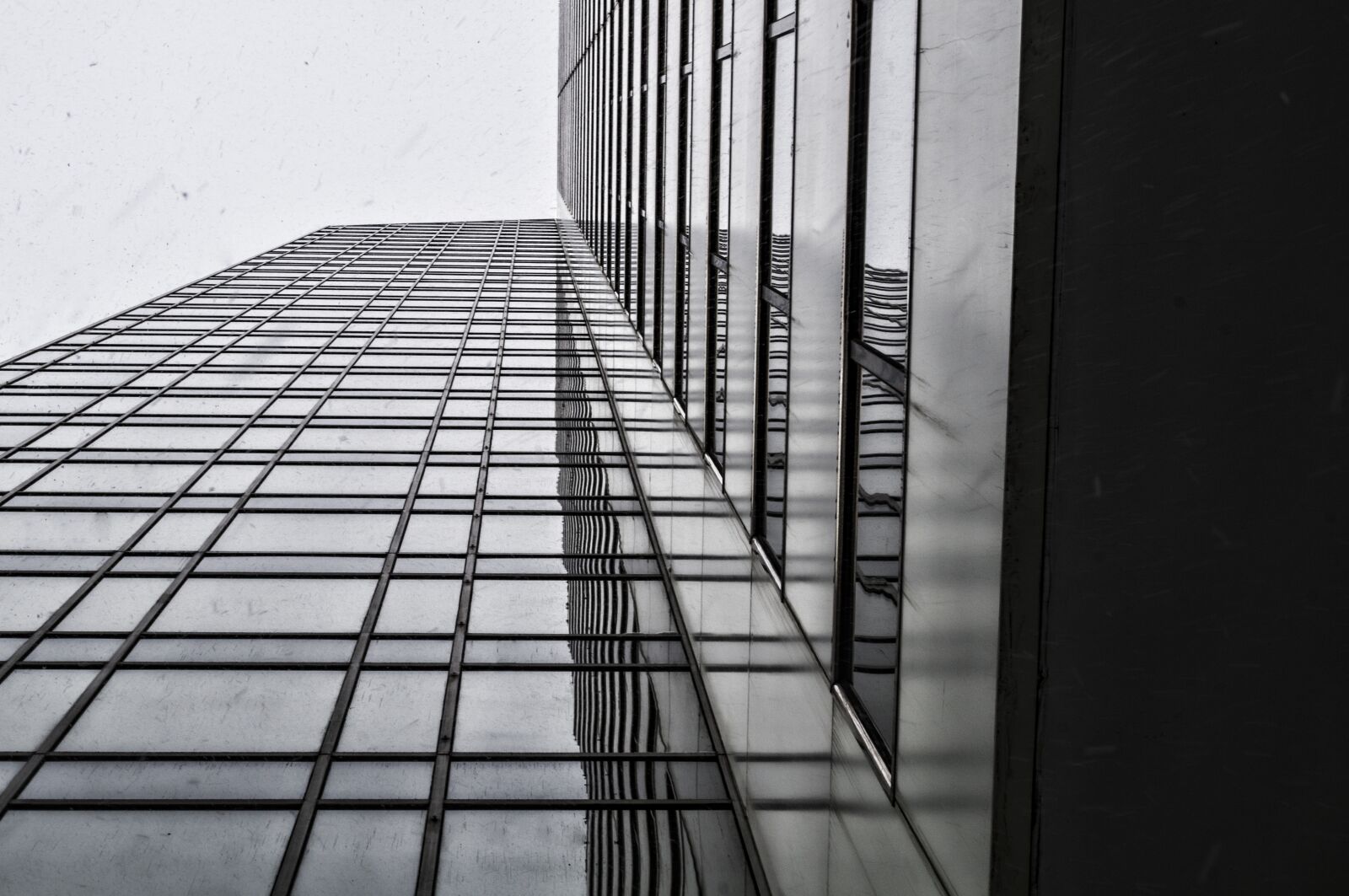 Sony SLT-A37 sample photo. Mirror, skyscraper, building photography