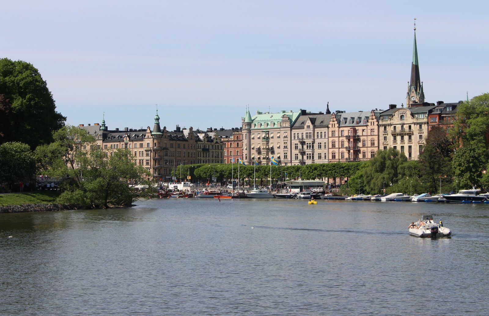 Canon EOS 700D (EOS Rebel T5i / EOS Kiss X7i) sample photo. City, water, buildings photography