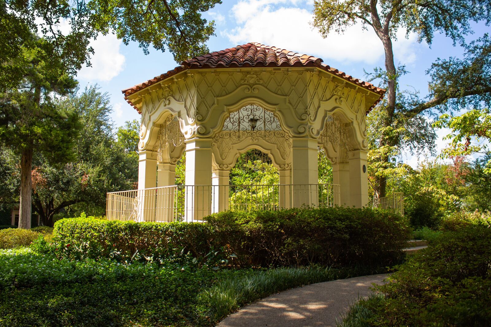 Canon EOS 550D (EOS Rebel T2i / EOS Kiss X4) sample photo. Gazebo, nature, green photography