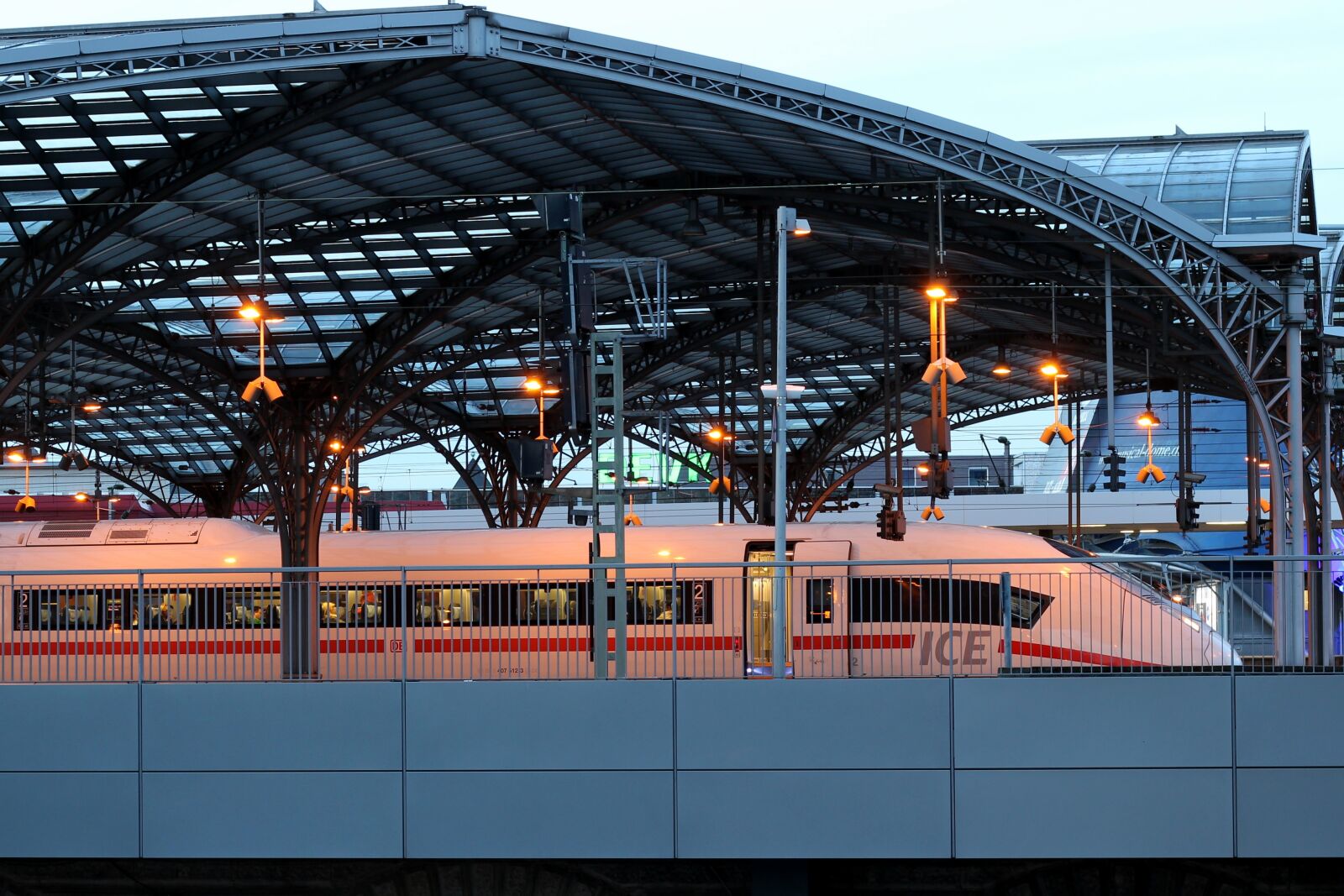 Canon EOS 600D (Rebel EOS T3i / EOS Kiss X5) + Canon EF 50mm F1.8 STM sample photo. Train, ice, intercity photography