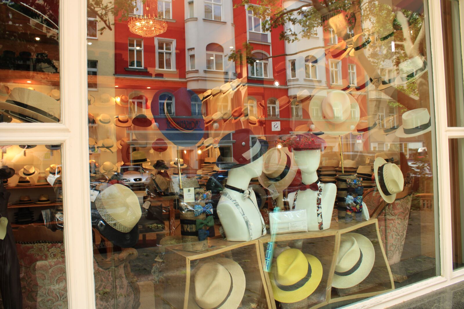 Canon EOS 2000D (EOS Rebel T7 / EOS Kiss X90 / EOS 1500D) sample photo. Window, milliner, hutverkäufer photography