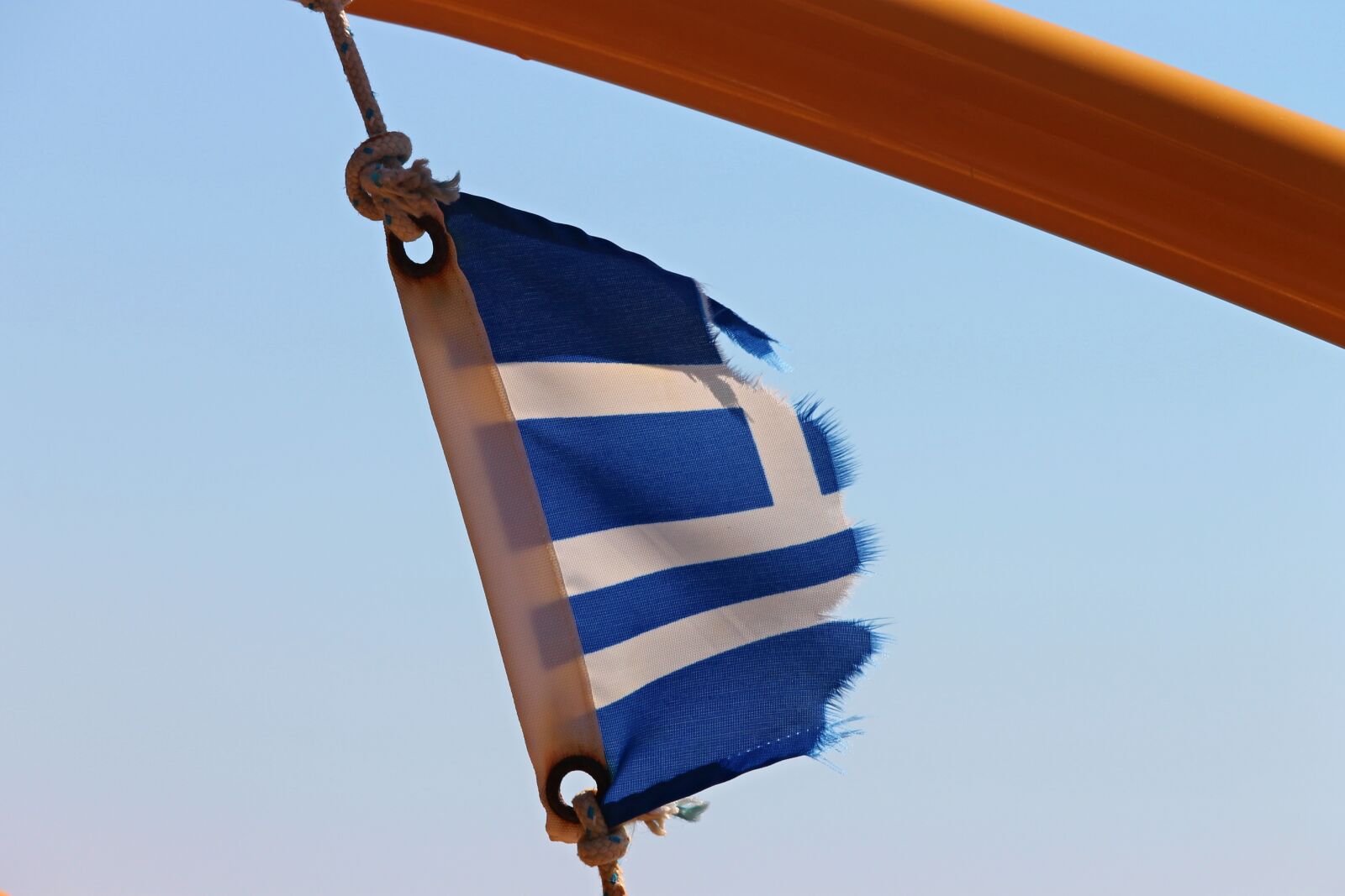 Canon EOS 1100D (EOS Rebel T3 / EOS Kiss X50) sample photo. Flag, worn out, frayed photography