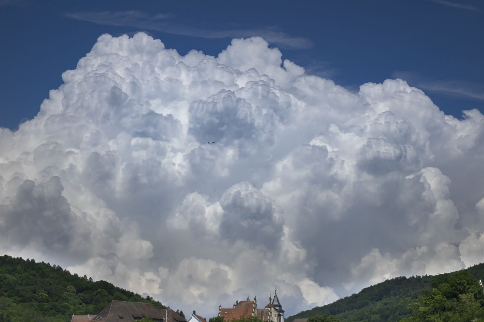 24-200mm F2.8 sample photo. Clouds, aircraft, storm clouds photography