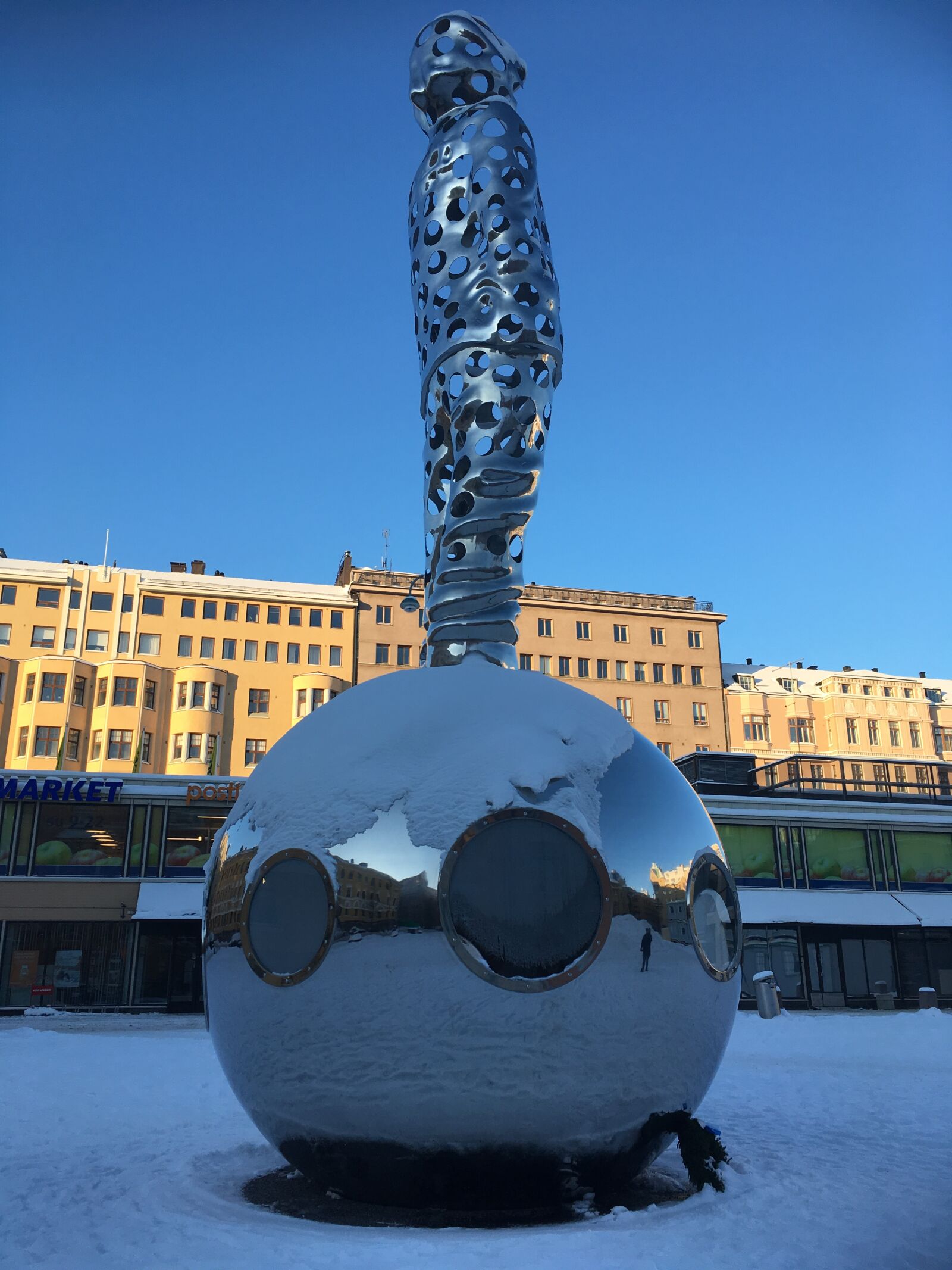 iPhone SE back camera 4.15mm f/2.2 sample photo. Helsinki, snow, winter photography