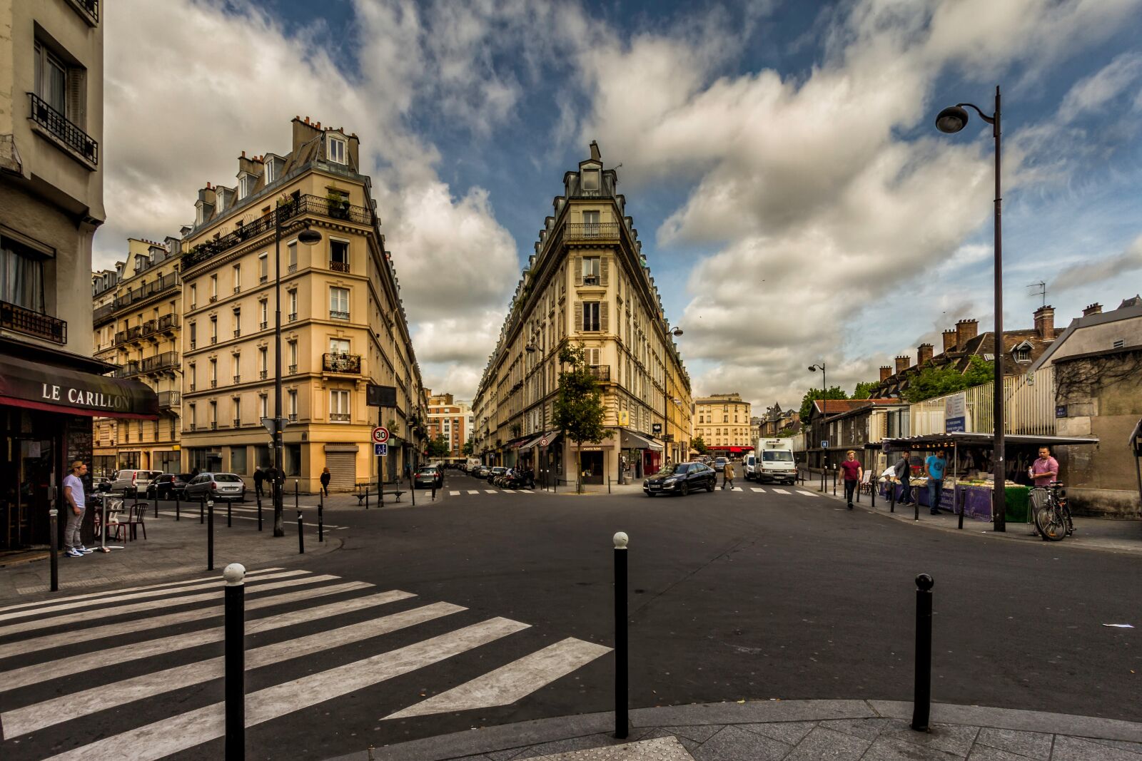 Canon EOS 60D + Canon EF-S 10-22mm F3.5-4.5 USM sample photo. Paris, street, perspective photography