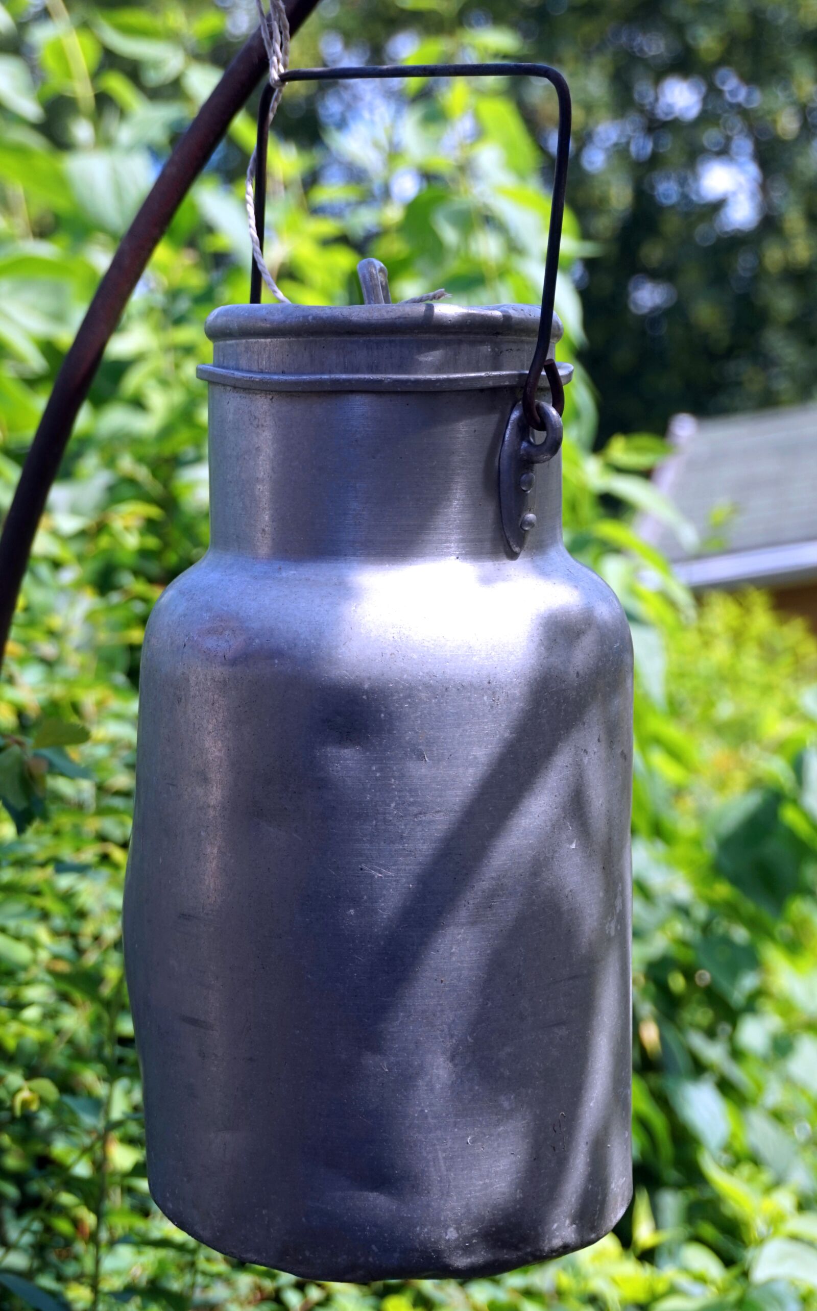 Sony Alpha a5000 (ILCE 5000) sample photo. Milk can, old, broken photography