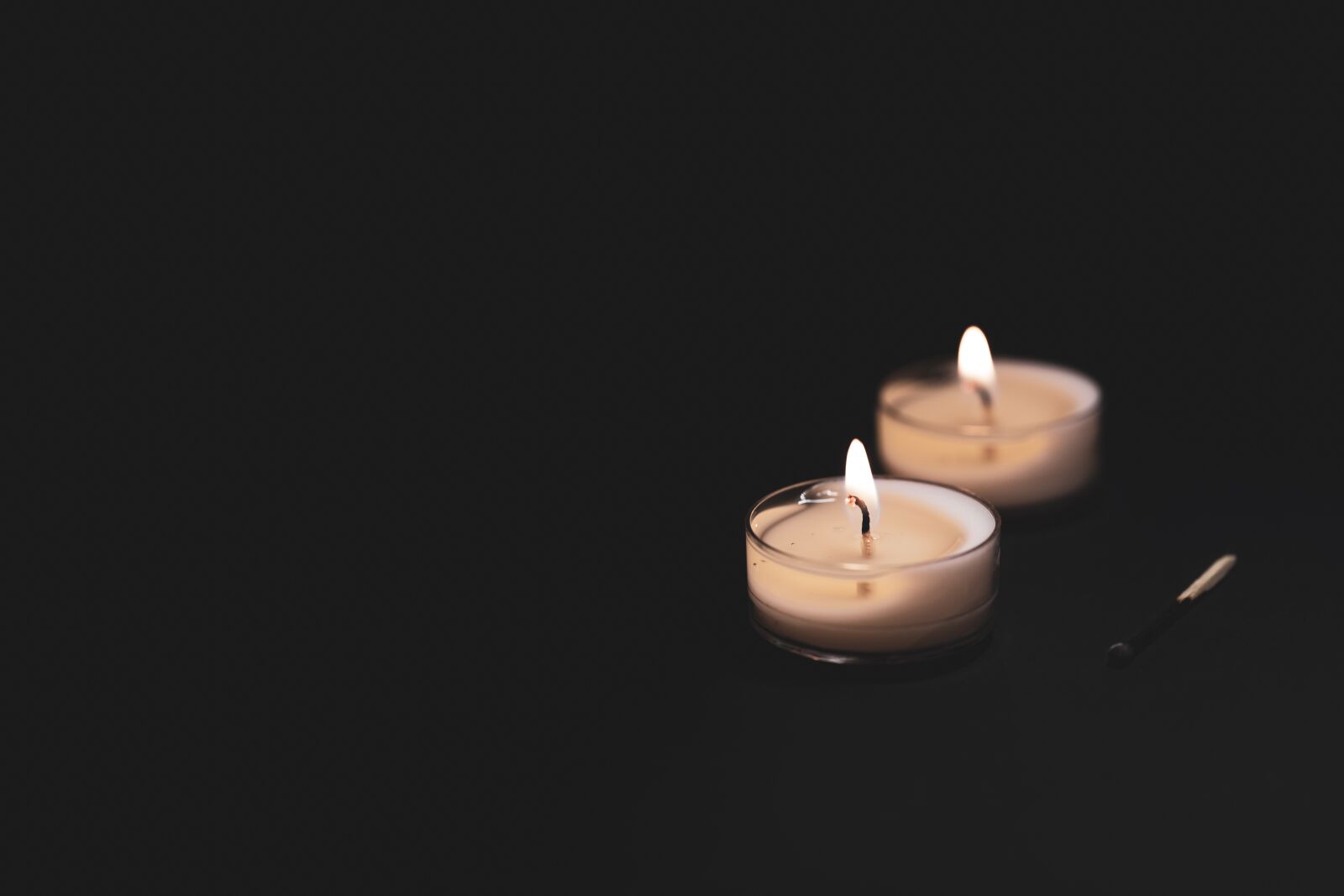 Sony a7 II sample photo. Candles, tealight, mourning photography