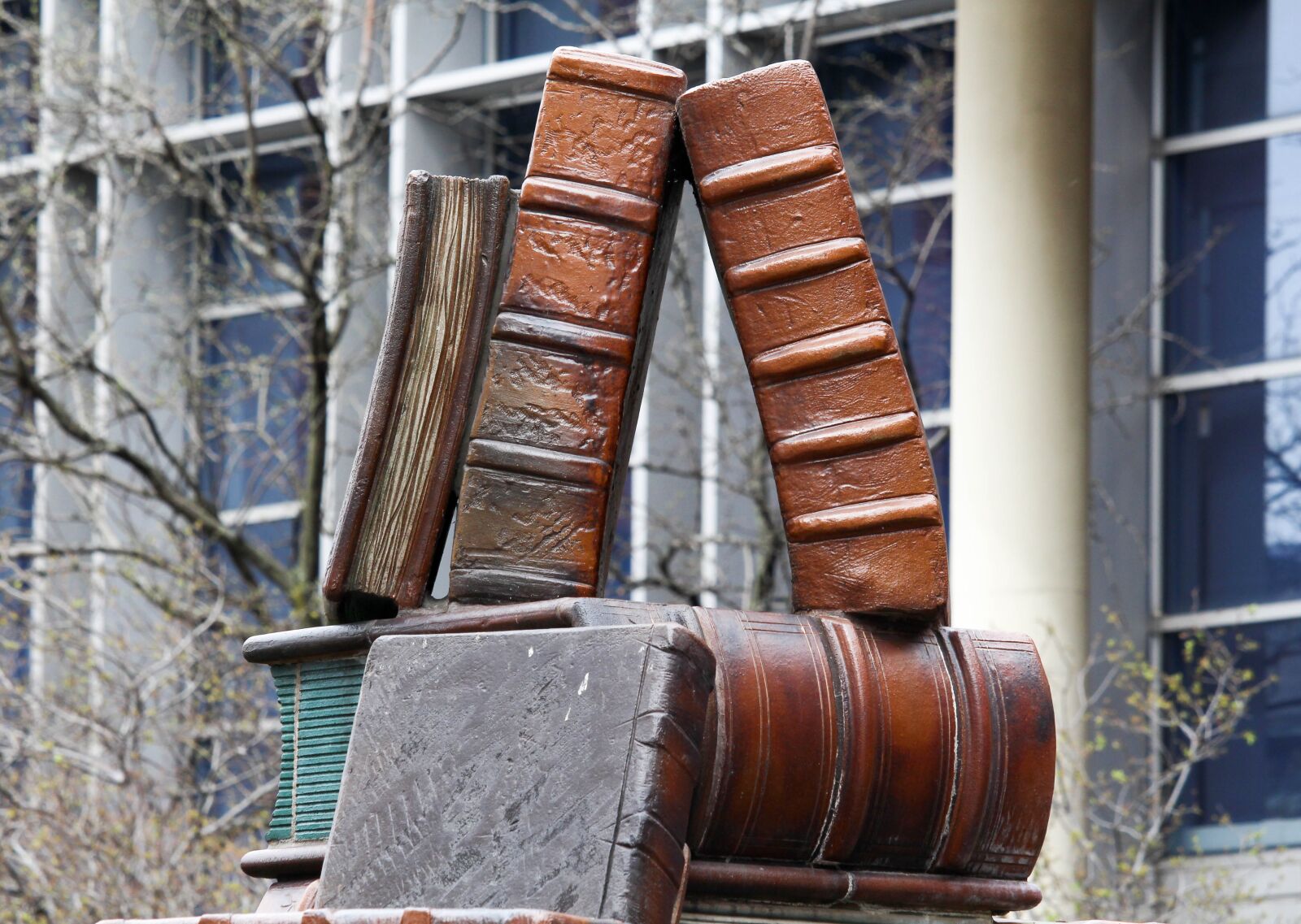Canon EOS 700D (EOS Rebel T5i / EOS Kiss X7i) sample photo. Statue, big, books photography