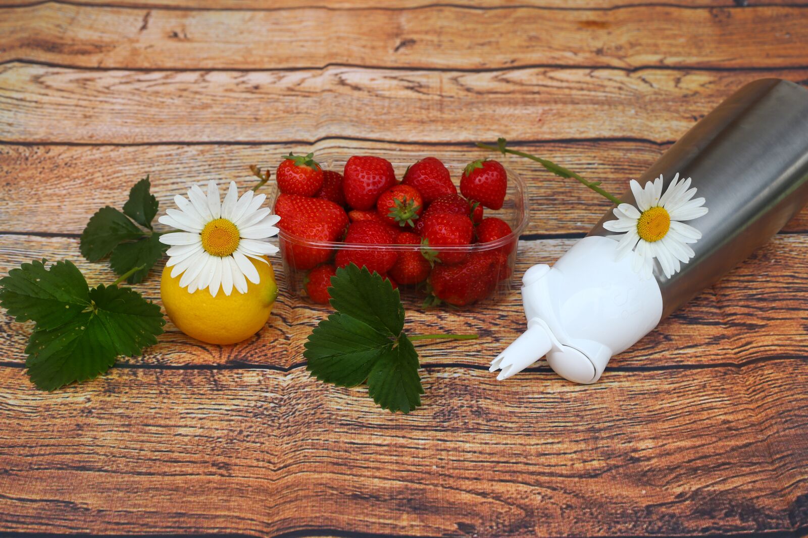 Canon EF 50mm F1.8 II sample photo. Strawberries, shock, lemon photography