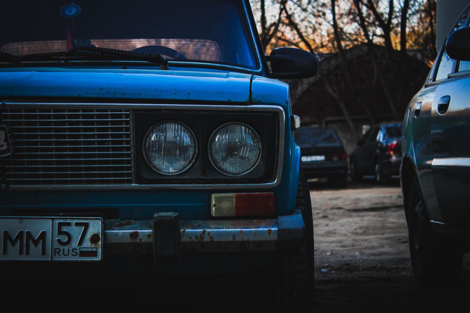 Canon EOS 600D (Rebel EOS T3i / EOS Kiss X5) sample photo. Six, russian car, parking photography