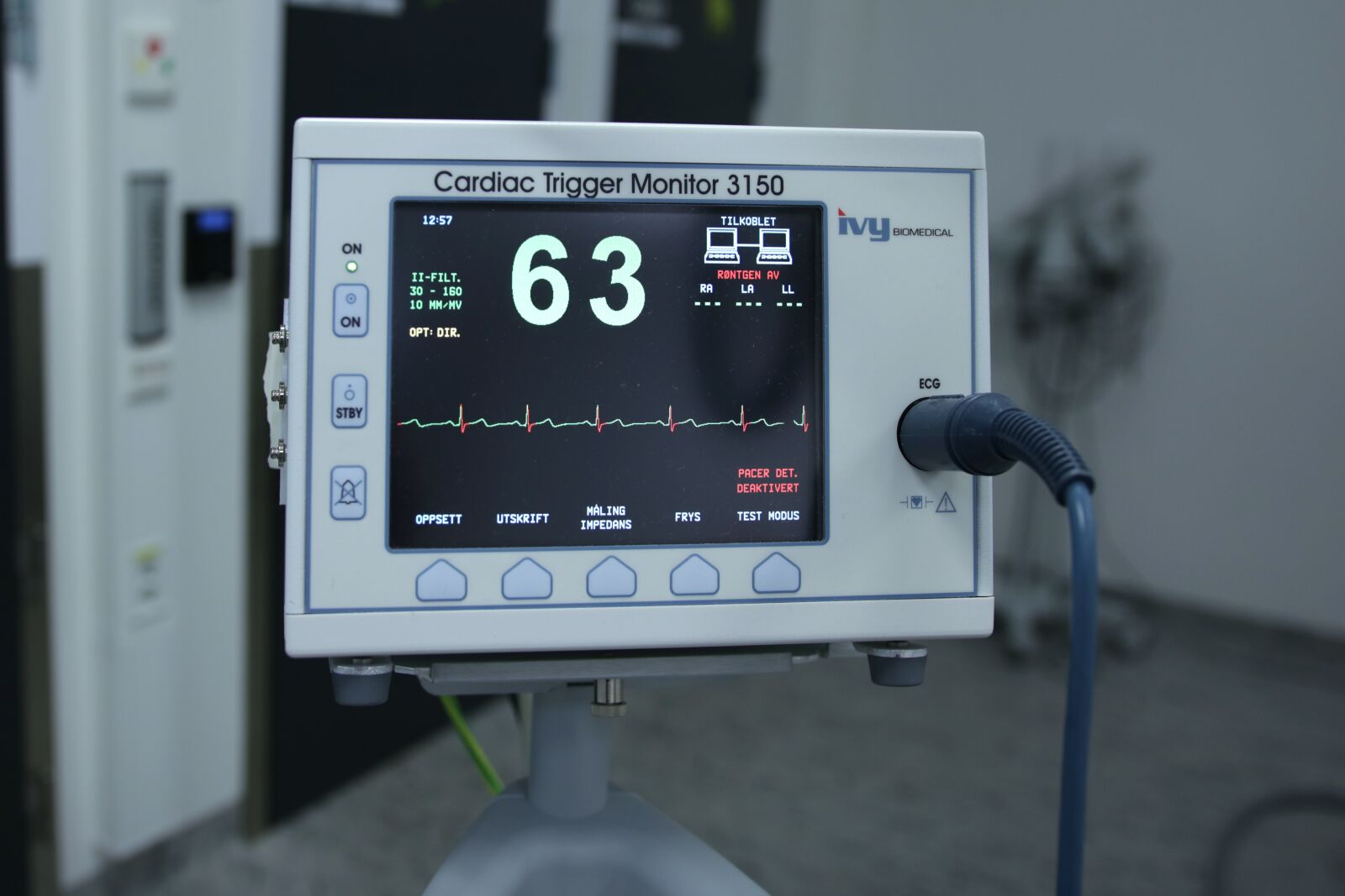 Canon EOS 750D (EOS Rebel T6i / EOS Kiss X8i) sample photo. Equipment, hospital, ecg photography
