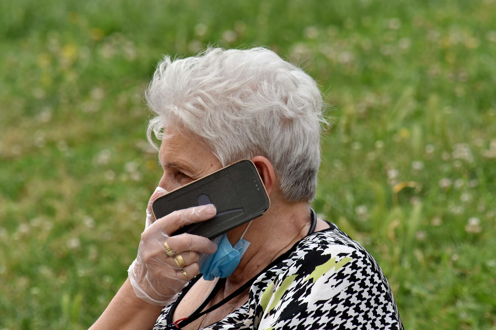 Nikon D5500 sample photo. Coronavirus, elderly, face mask photography