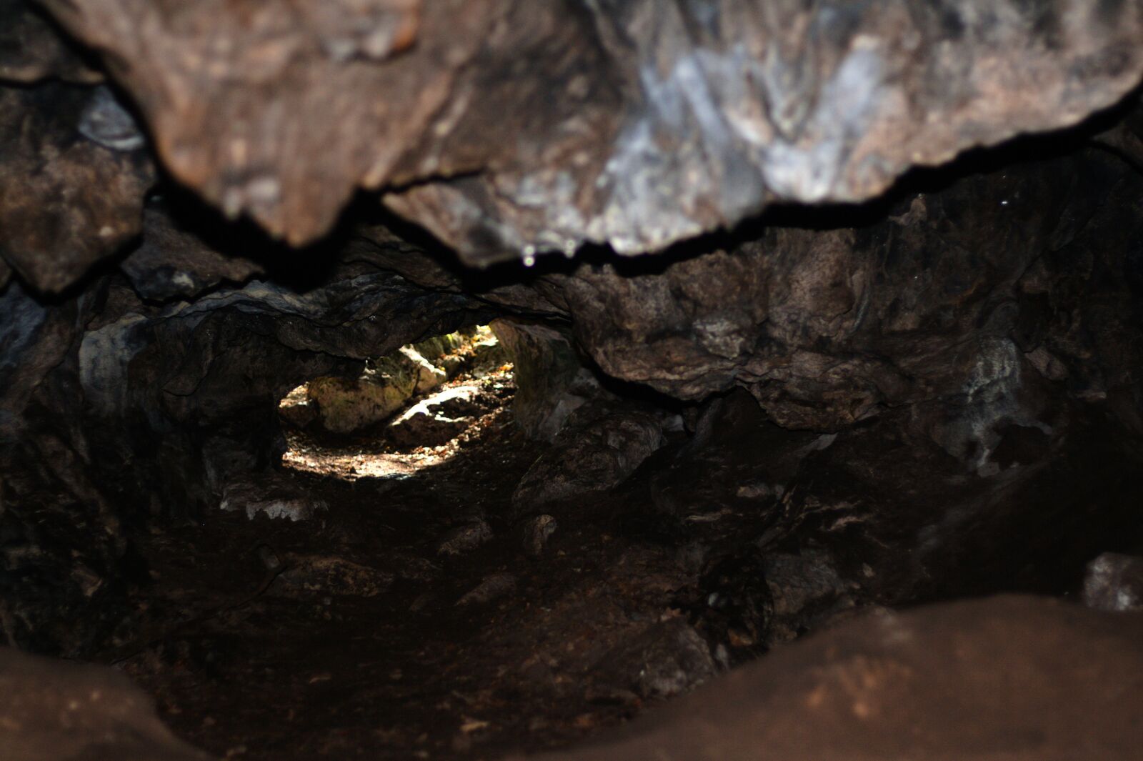 Canon EOS 400D (EOS Digital Rebel XTi / EOS Kiss Digital X) sample photo. Cave, the output of photography