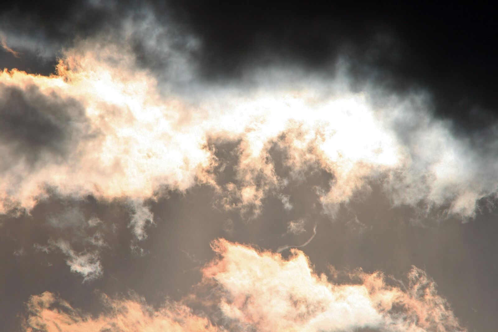 Canon EOS 400D (EOS Digital Rebel XTi / EOS Kiss Digital X) sample photo. Glistening clouds, sky, clouds photography