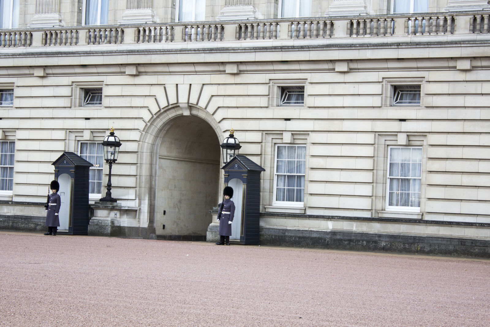 Canon EOS 600D (Rebel EOS T3i / EOS Kiss X5) sample photo. Buckingham, palace, guard, london photography