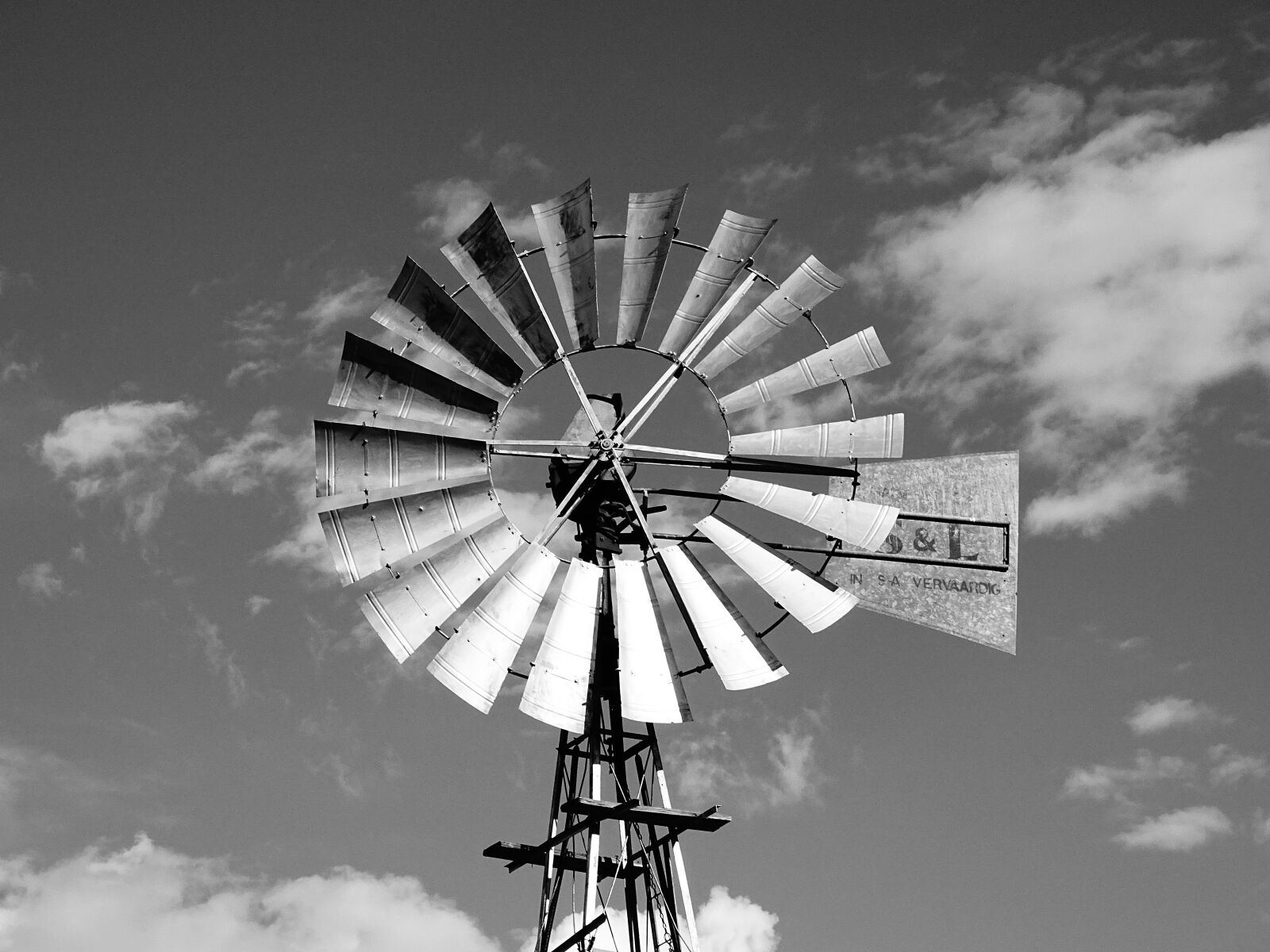 Sony Cyber-shot DSC-HX400V sample photo. Black, and, white, farm photography