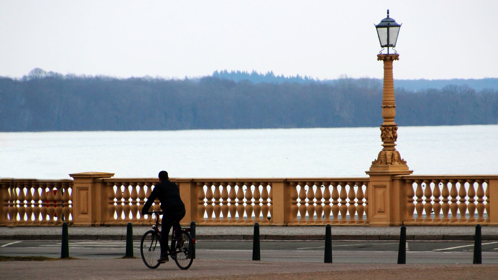 Canon EOS 600D (Rebel EOS T3i / EOS Kiss X5) sample photo. Cyclists, promenade, cycling photography
