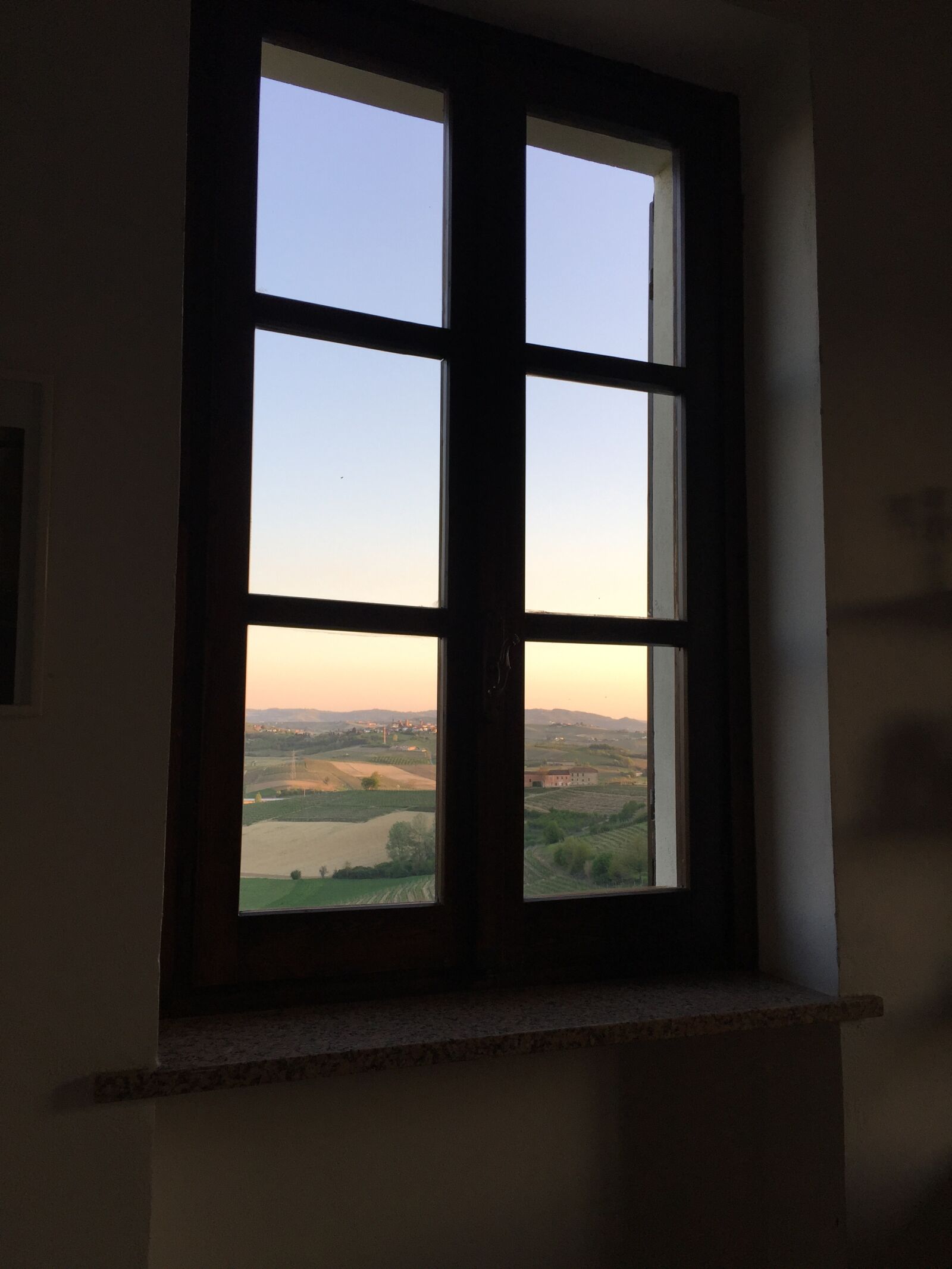 iPhone 6 back camera 4.15mm f/2.2 sample photo. Italy, window, landscape photography