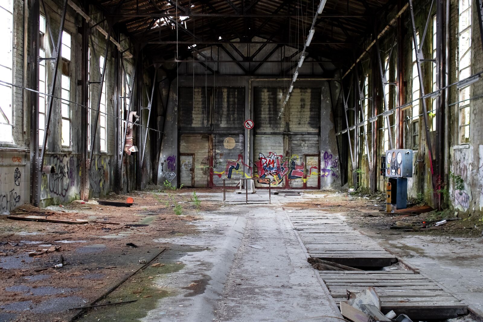 Canon EOS 2000D (EOS Rebel T7 / EOS Kiss X90 / EOS 1500D) sample photo. Storage hall, warehouse, dilapidated photography